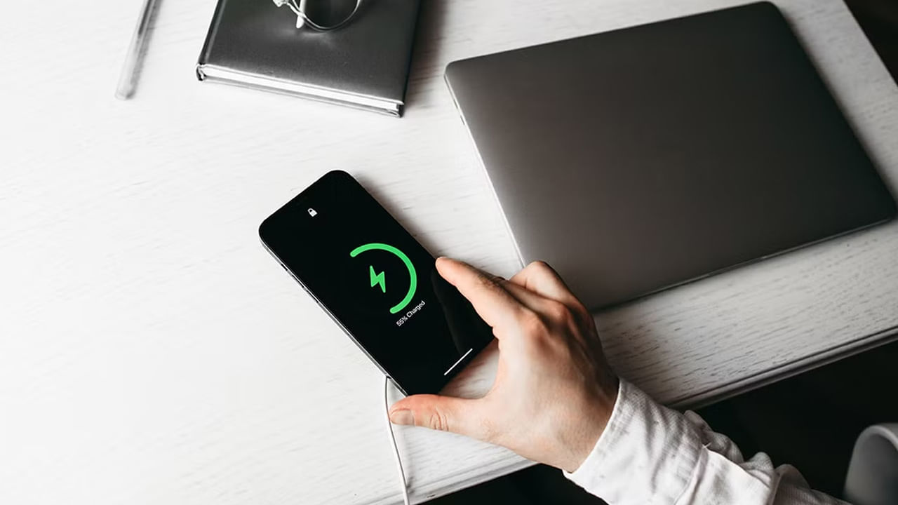 స్మార్ట్ఫోన్ను ప్రతిరోజూ ఛార్జ్ చేయడం వల్ల మీ విద్యుత్ బిల్లు పెరుగుతుందా? చాలా మంది మనసులో మెదిలే ప్రశ్న ఇది.. కానీ సమాధానం చాలా మందికి తెలియదు. నిజానికి, ఫోన్ను ఛార్జ్ చేయడం వల్ల చాలా తక్కువ విద్యుత్ ఖర్చవుతుంది. మొబైల్ ఫోన్ ఛార్జ్ చేయడానికి ఏడాదికి ఎంత డబ్బు ఖర్చవుతుందో మీకు తెలుసా? ఈ నివేదికలో ఆ లెక్కలు తేలాయి మరీ..