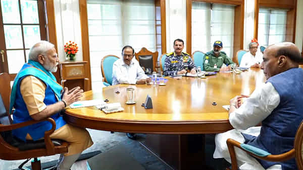 సీజ్ఫైర్ తర్వాత ప్రధాని మోదీ కీలక భేటీ.. రేపటి DGMOల మీటింగ్లో పాక్పై భారత్ విధించే షరతులు ఏంటి?