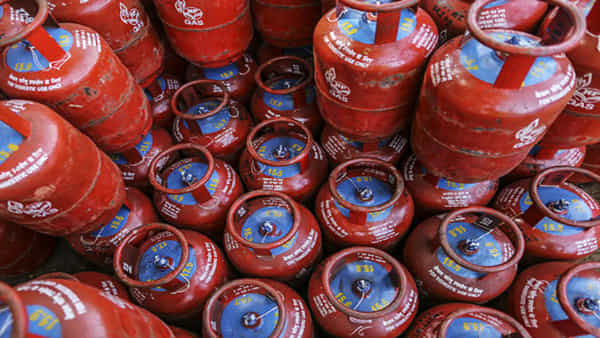 LPG Cylinder: ఉచిత గ్యాస్ సిలిండర్ కావాలా? పీఎం ఉజ్వల యోజనకు ఇలా అప్లై చేసుకోండి!