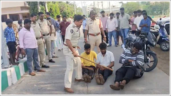 Andhra Pradesh: రౌడీషీటర్ అనుచరులకు పోలీసుల అరికాలి కోటింగ్.. వైరల్గా మారిన వీడియో