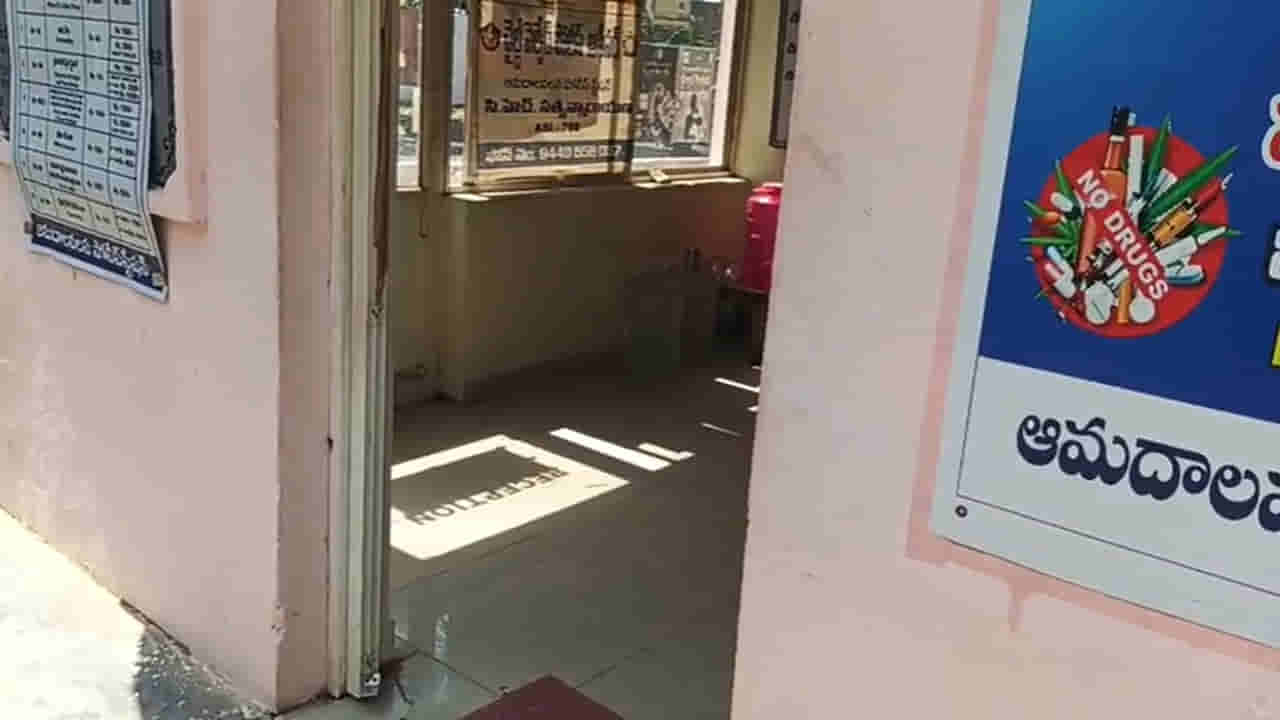 Andhra: ఈదురుగాలులకు ఎగిరిపోయిన పోలీస్ స్టేషన్ ప్రధాన ద్వారం తలుపు