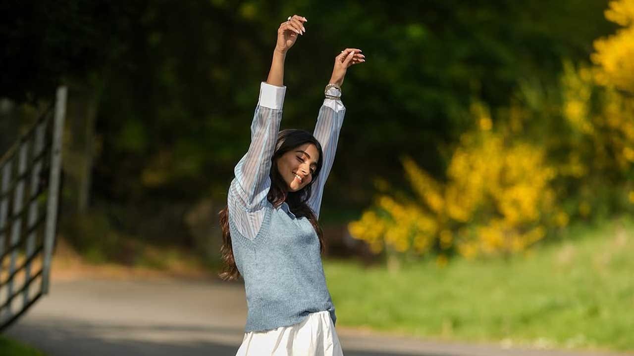 వరస సినిమాలు, స్పెషల్ సాంగ్స్ చేస్తూ టాలీవుడ్ ను షేక్ చేసింది ఈ ముద్దుగుమ్మ. కానీ ఈ అమ్మడు చేసిన సినిమాలు చాలా వరకు ఫ్లాప్ అవ్వడంతో ఈ బ్యూటీకి అవకాశాలు తగ్గాయి.దీంతో తమిళం, హిందీ వైపు కన్నేసి, అక్కడ పలు సినిమాలతో ఫుల్ బిజీ అయిపోయింది. ఇక ఈ ముద్దుగుమ్మ తమిళంలో నటించిన రెట్రో మూవీ తో ప్రేక్షకుల ముందుకు వచ్చింది. కానీ ఈ మూవీ తన అభిమానులను అంతగా ఆకట్టుకోలేకపోయింది. 