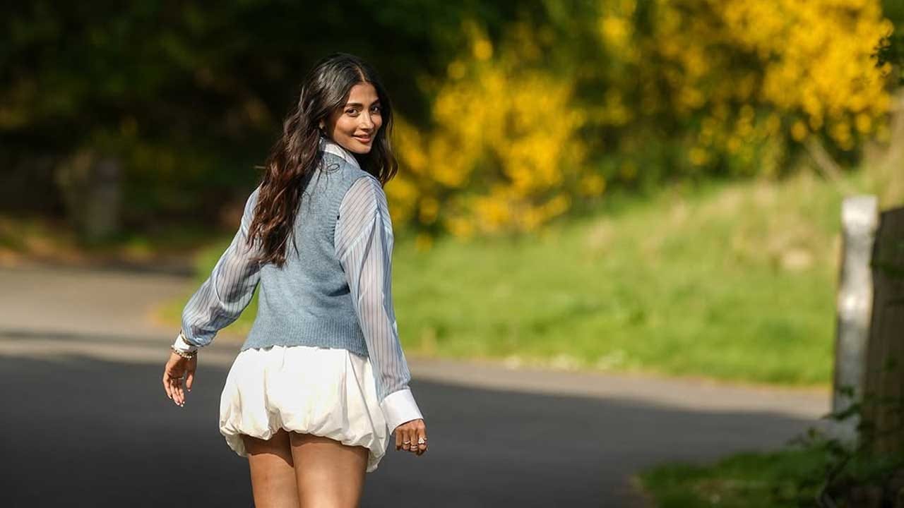 ఇక ఎప్పుడూ సోషల్ మీడియాలో ఫుల్ బిజీగా ఉండే ఈ చిన్నది తాజాగా పూలతోటల్లో ఆనందంగా విహరిస్తూ తన అందచందాలతో ఆకట్టుకుంటుంది. ప్రస్తుతం దీనికి సంబంధించిన ఫొటోస్ నెట్టింట తెగ వైరల్ అవుతున్నాయి.