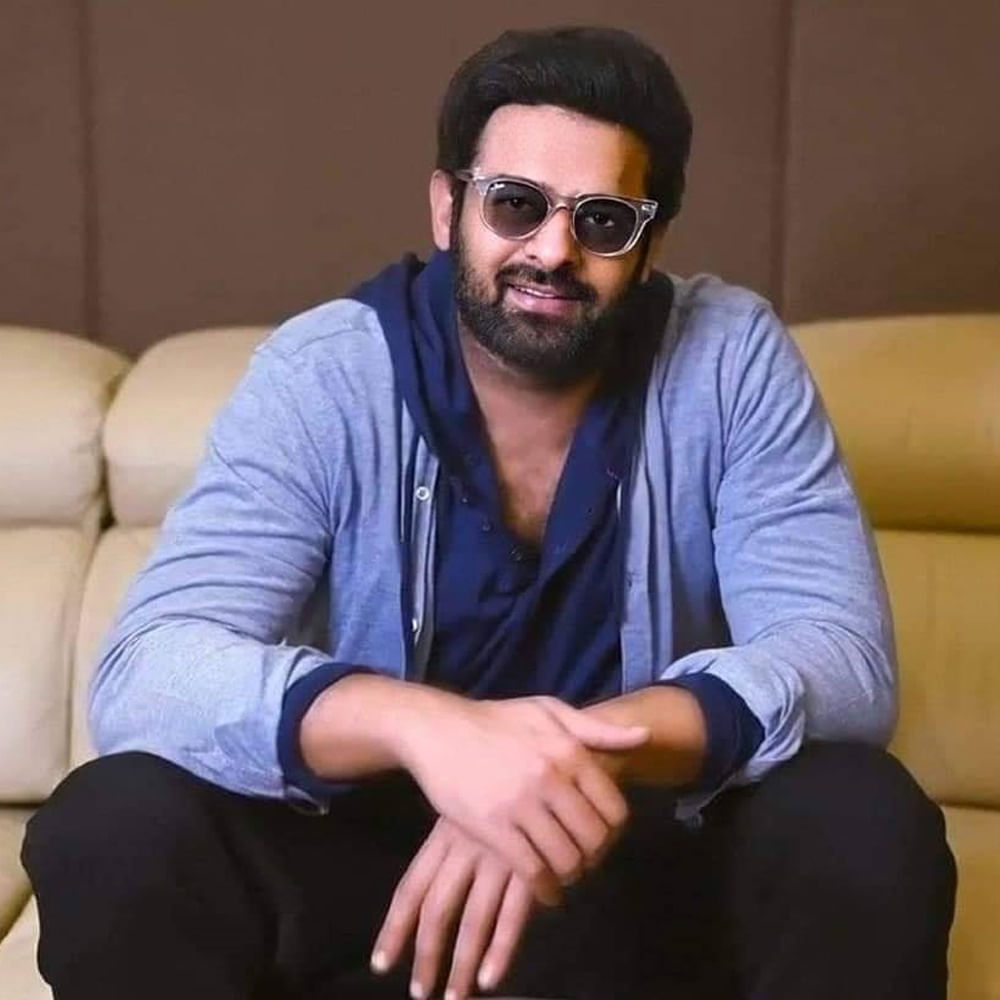 కానీ ఫైనల్గా డైలమాలో ఉన్న డై హార్డ్ ఫ్యాన్స్కు అదిరిపోయే అప్డేట్ ఇచ్చింది డార్లింగ్ టీమ్. లాస్ట్ ఇయర్ కల్కి 2898 ఏడీతో ప్రేక్షకుల ముందుకు వచ్చిన ప్రభాస్, ప్రజెంట్ ది రాజాసాబ్, ఫౌజీ సినిమాల్లో నటిస్తున్నారు.