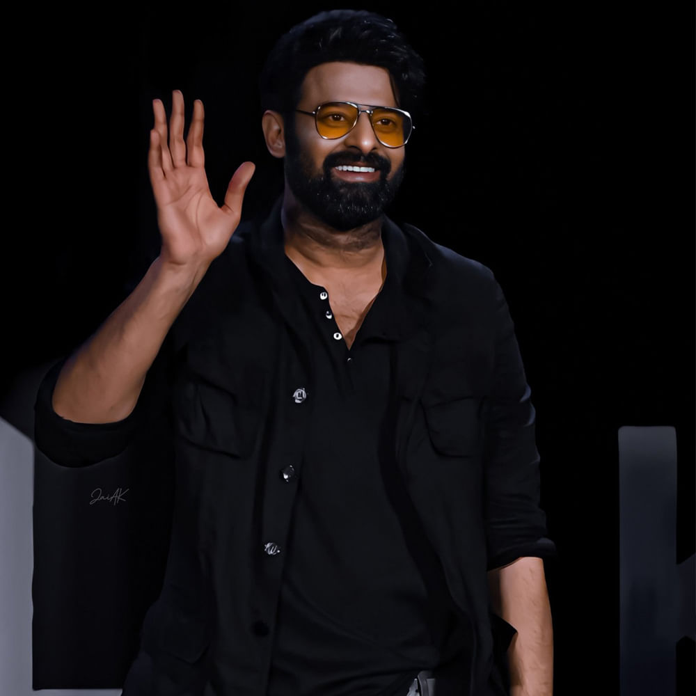 స్పిరిట్‌లో ప్రభాస్‌ను డిఫరెంట్ చూపించాలనుకుంటున్న సందీప్‌ బల్క్‌ డేట్స్ కావాలంటున్నారు. అందుకే ప్రియర్ కమిట్మెంట్స్ అన్నీ పూర్తి చేసుకొని ఫుల్‌ టైమ్ స్పిరిట్‌కే కేటాయించేలా ప్లాన్ చేస్తున్నారు డార్లింగ్‌. మరి ఈ ప్లానింగ్ ఎంత వరకు వర్కవుట్ అవుతుందో చూడాలి.