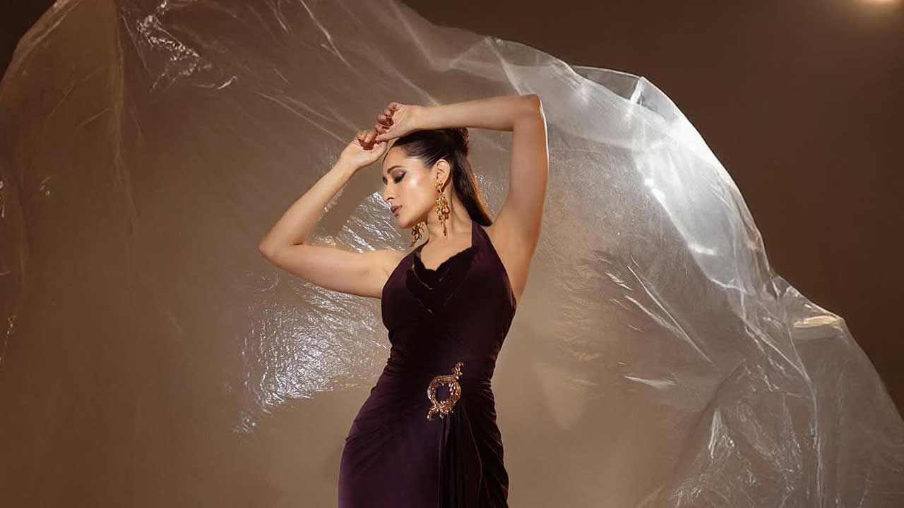 మిర్చిలాంటి కుర్రాడు సినిమాతో తెలుగు వెండితెరకు పరిచయమైన ముద్దుగుమ్మ ప్రగ్యా జైస్వాల్. ఈ బ్యూటీ గురించి ఎంత చెప్పినా తక్కువే. మొదటి సినిమాతోనే తన అందంతో తెలుగు అభిమానుల మనసు దోచుకుంది ఈ చక్కనమ్మ. అయితే ఈ సినిమా తర్వాత ఈ బ్యూటీకి అంతగా కలిసి రాలేదనే చెప్పాలి. చెప్పుకోదగ్గ ఆఫర్స్ ఏవీ రాలేదు. 