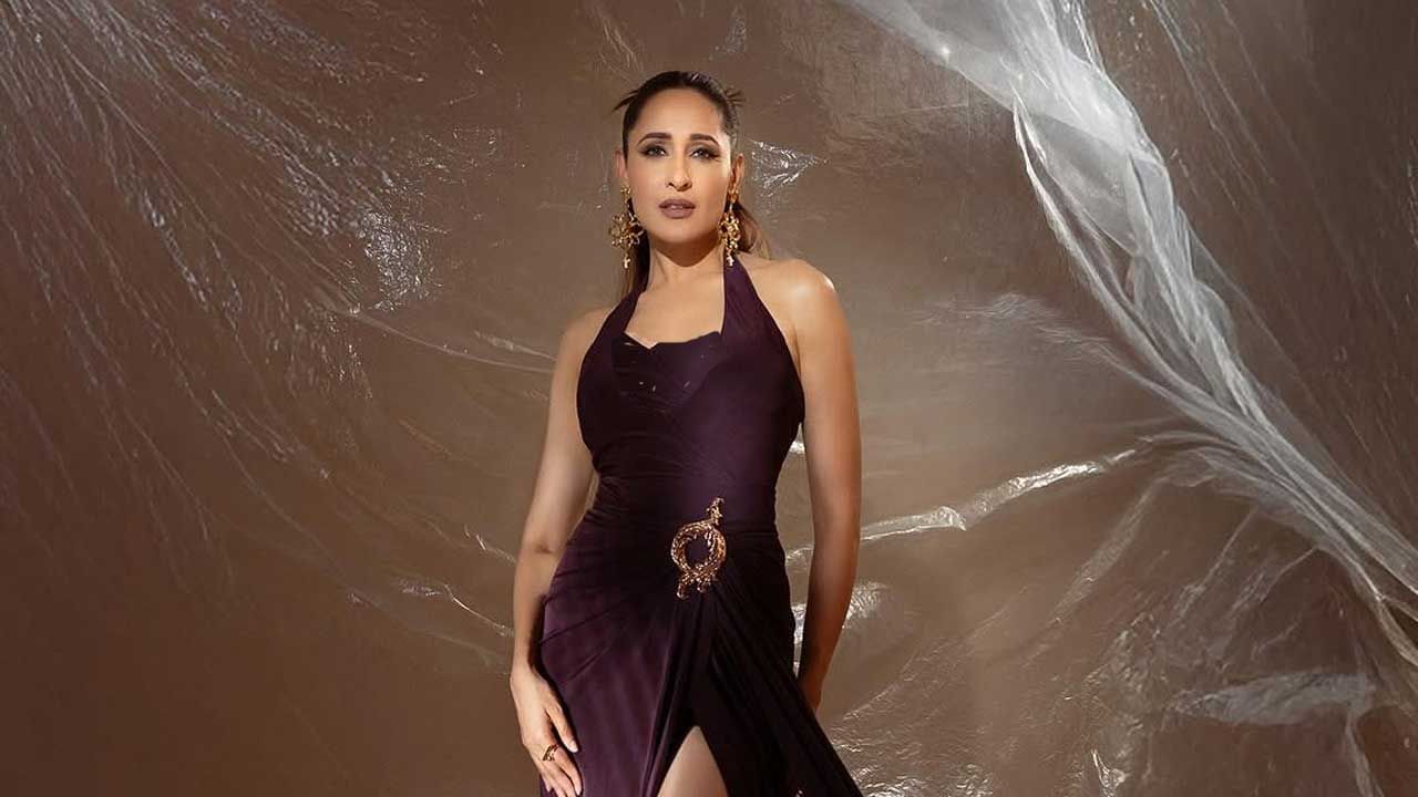 అయితే ఈ మూవీ తర్వాత ప్రగ్యా జైస్వాల్ కంచె సినిమాలో వరుణ్ తేజ సరసన నటించి మంచి మార్కులు కొట్టేసింది. దీంతో ఈ బ్యూటీకి వరసగా ఆఫర్స్ క్యూ కట్టాయి.తర్వాత ఈ ముద్దుగుమ్మ ఓం నమో వెంకటేశాయ, గుంటూరోడు, నక్షత్రం, జయజానకీ నాయక, ఆచారి అమెరికా యాత్ర, సైరా వంటి చాలా సినిమాల్లో నటించింది. 