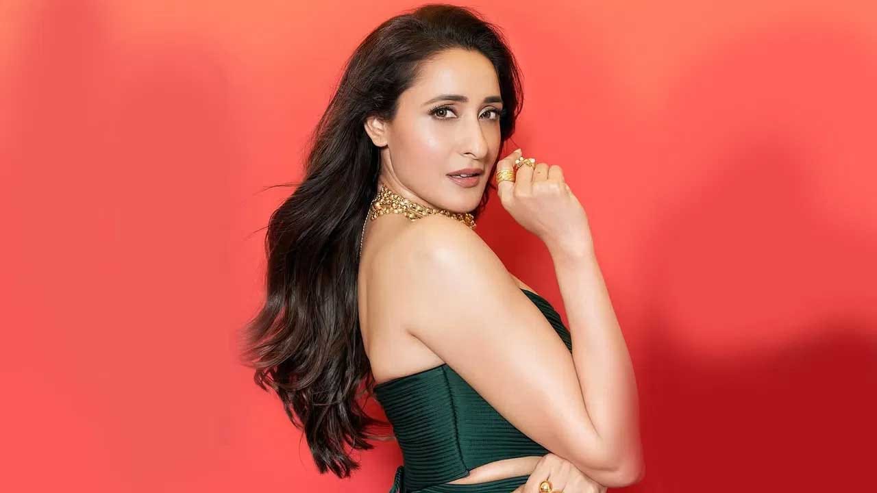 కానీ ఈ సినిమాలు ఏవీ ఈ అమ్మడుకు మంచి ఫేమ్ తీసుకరాలేకపోయాయి. కానీ తర్వాత నందమూరి బాలకృష్ణ సరసన ఛాన్స్ వచ్చింది. బాలయ్య సరసన అఖండ సినిమాలో నటించి మొదటిసారి బ్లాక్ బస్టర్ హిట్ తన ఖాతాలో వేసుకొంది ఈ ముద్దుగుమ్మ.