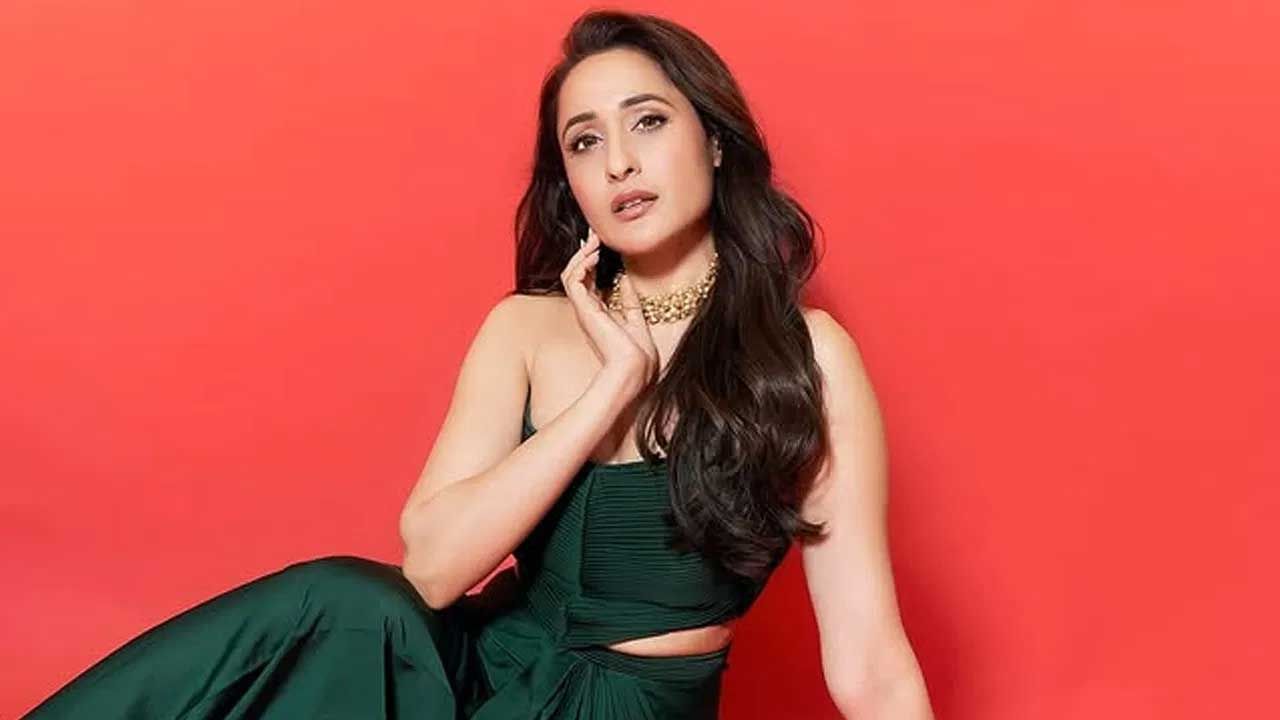 అయితే ఈ సినిమా హిట్ అయినా కానీ ఈ అమ్మడుకు ఊహించిన రేంజ్‌లో అవకాశాలు రాలేదనే చెప్పాలి. ఇక రీసెంట్‌గా ఈ చిన్నది డాకు మహారాజ్ సినిమాతో మరోసారి బాలయ్య సరసన నటించి మెప్పించింది. ఈ మూవీతో మరోసారి తన అభిమానులను పలకరించింది.ఈ మూవీ కూడా మంచి హిట్ అందుకుంది. అయినా కూడా ఈ అమ్మడుకు అంతగా అవకాశాలు రావడం లేదని సమాచారం.