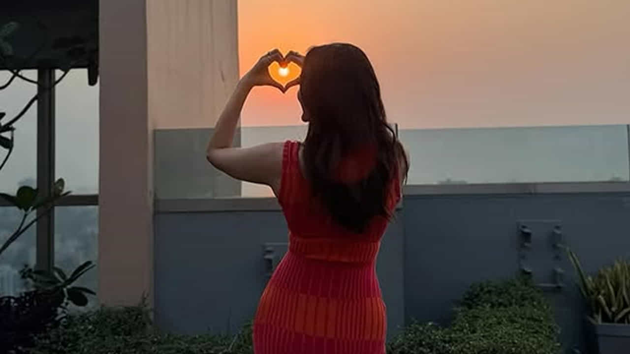 హాట్ హాట్గా చూస్తూ..తన గ్లామర్తో అందాల ట్రీట్ ఇచ్చింది. ప్రస్తుతం ఈ ఫొటోస్ నెటిజన్స్ను తెగ ఆకట్టుకుంటున్నాయి. ఇవి సోషల్ మీడియాలో తెగ వైరల్ అవుతున్నాయి.