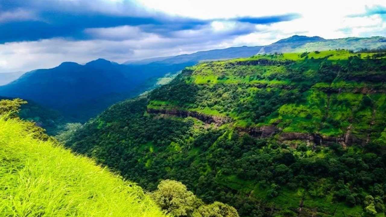 ముంబైకి 120 కి.మీ దూరంలో ఉన్న ఇగత్పురి హిల్ స్టేషన్‌ గురించి ఎంత చెప్పినా తక్కువే. ప్రేమికులకు బెస్ట్ ప్లేస్ ఇది. ఇక్కడి పచ్చటి వాతావరణం, చాలా విశ్రాంతిని ఇచ్చే ప్రదేశాలు చాలా బాగుంటాయి.