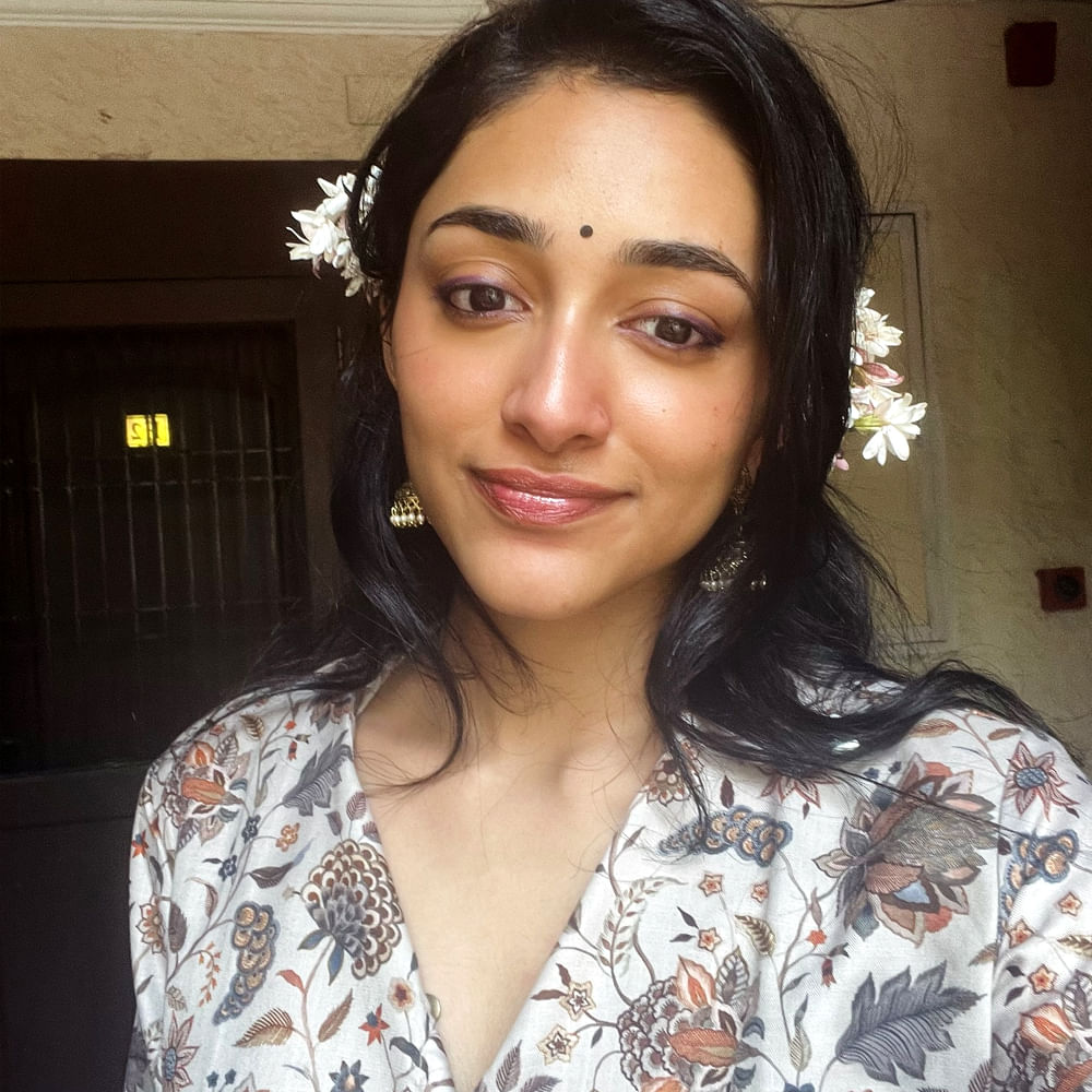 సోషల్ మీడియాలో అందాల ఆరబోతతో కుర్రాళ్లకు నిద్రపట్టకుండా చేస్తుంది ఈ చిన్నది. తాజాగా ఈ బ్యూటీ షేర్ చేసిన ఫోటోలు చుస్తే నోరెళ్లబెట్టాల్సిందే.. ఈ ఫొటోలకు కుర్రాళ్ళు రొమాంటిక్ కామెంట్స్ చేస్తున్నారు.