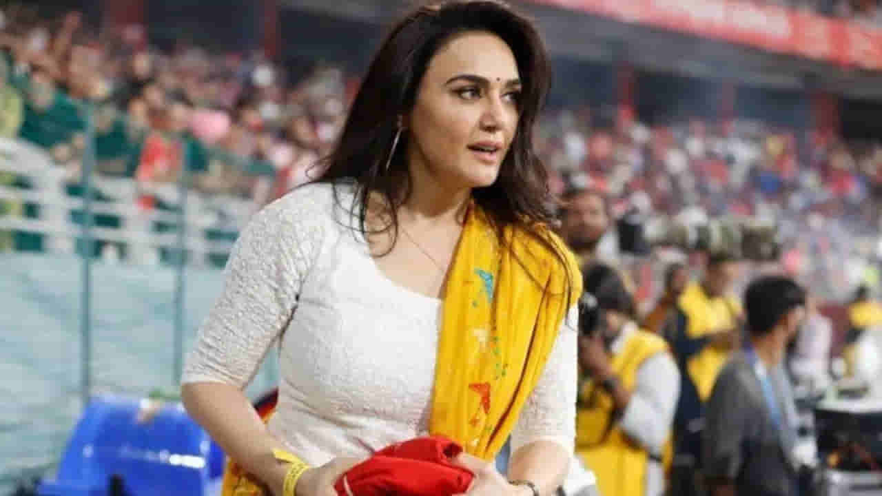 IPL 2025: ఆ యంగ్ క్రికెటర్ కు హగ్ ఇవ్వలేదు.. వైరల్ ఫొటోస్‌పై ప్రీతి జింటా క్లారిటీ