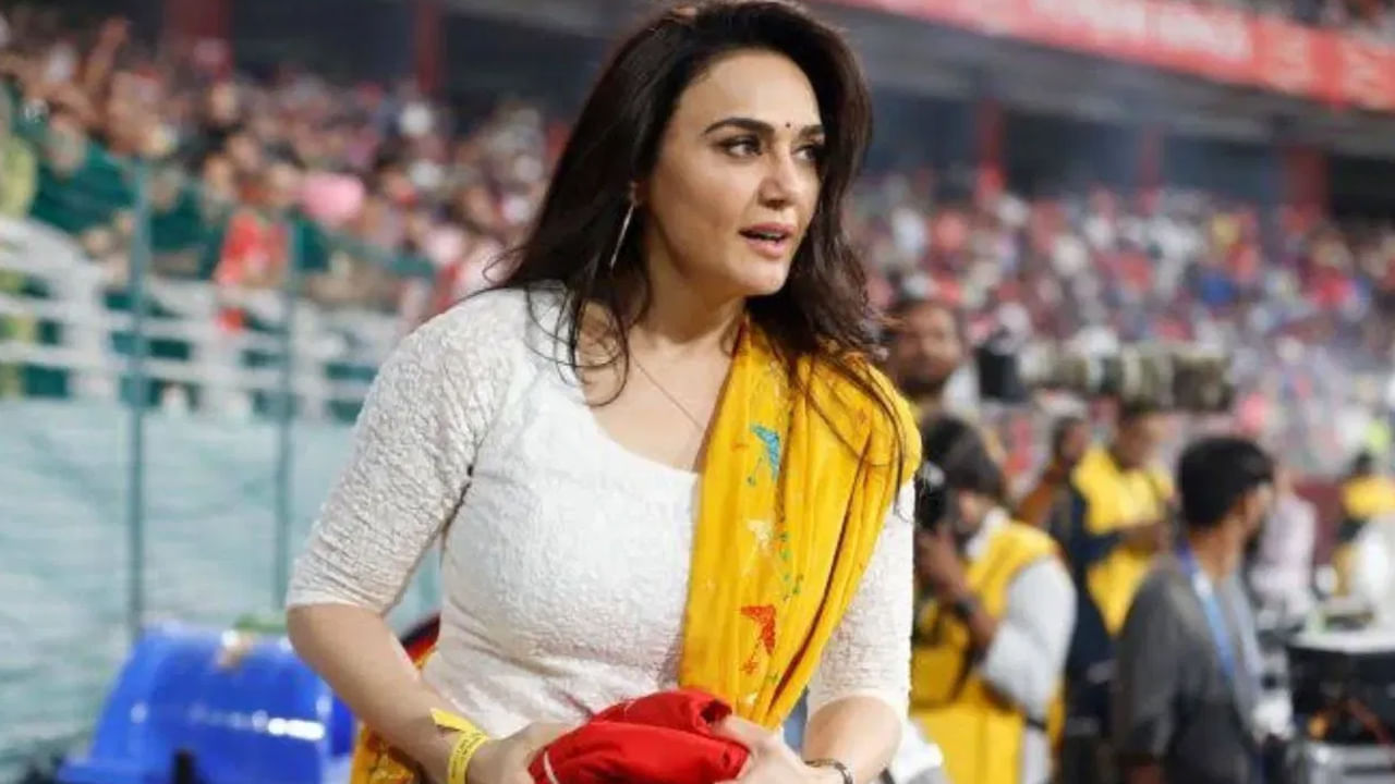 IPL 2025: ఆ యంగ్ క్రికెటర్ కు హగ్ ఇవ్వలేదు.. వైరల్ ఫొటోస్‌పై ప్రీతి జింటా క్లారిటీ