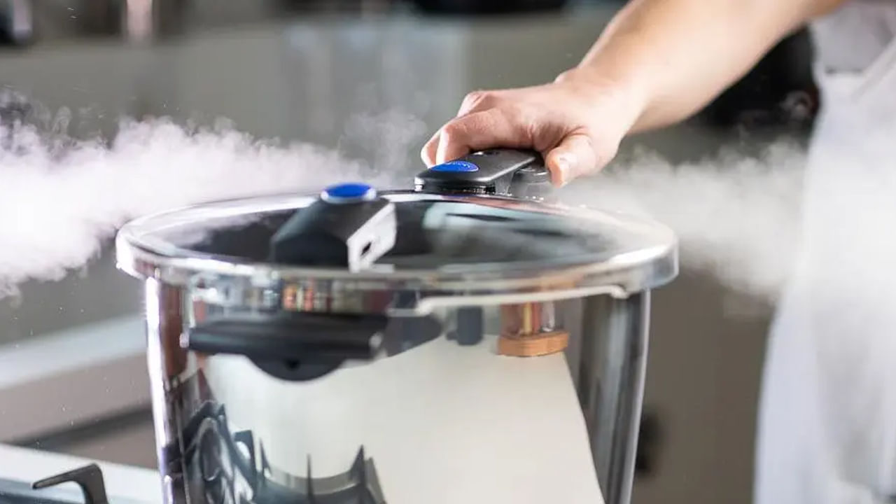 Pressure Cooker: ప్రెషర్ కుక్కర్‌లో ఈ వంటకాలు అస్సలు చేయొద్దు!.. ఎందుకో తెలిస్తే..