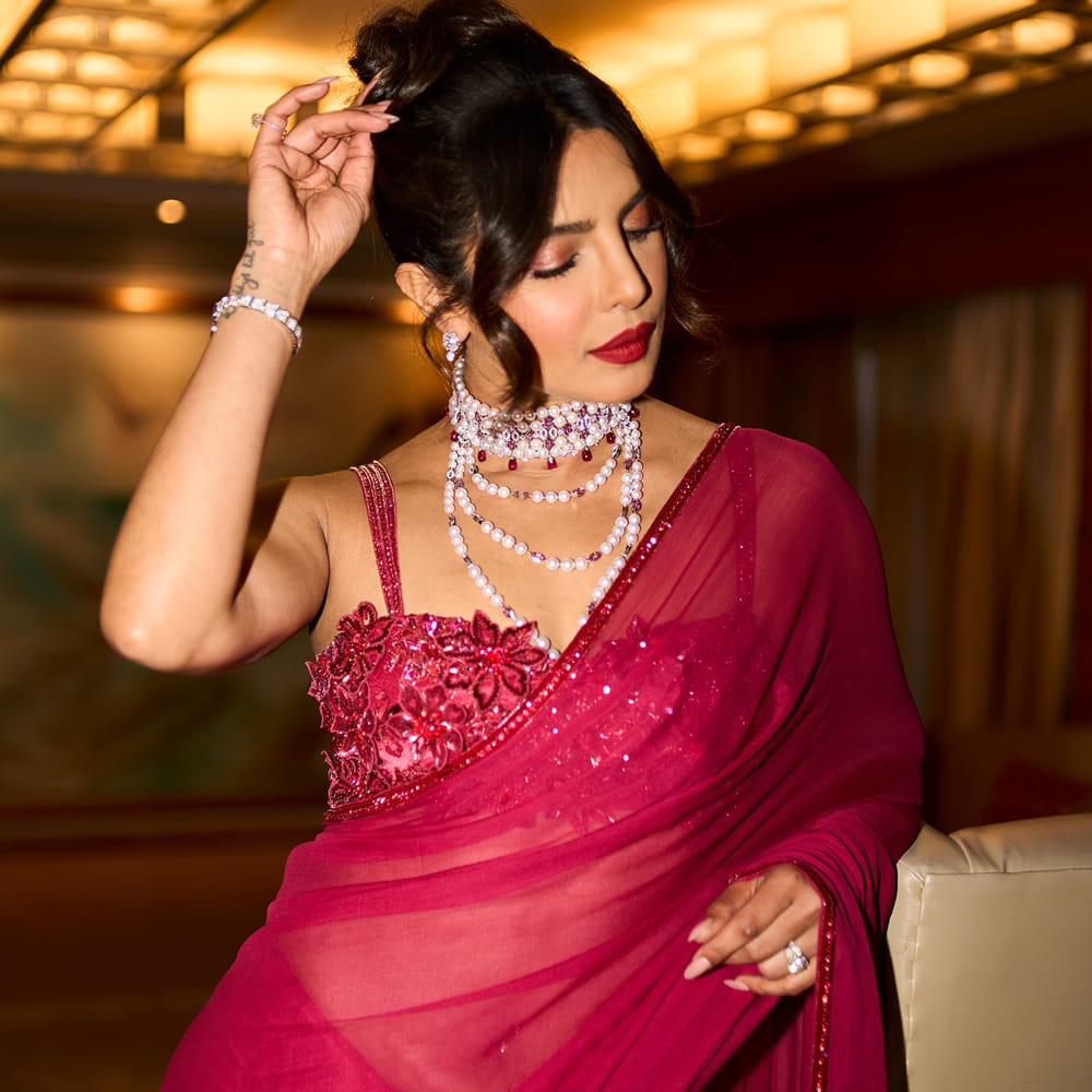 ప్రస్తుతం ఒక్కో సినిమాకు రూ.40 కోట్లు పారితోషికం తీసుకుంటూ భారతీయ సినిమాల్లో అత్యధిక పారితోషికం తీసుకుంటున్న నటిగా రికార్డ్ సృష్టించింది. ఇంతకీ ఆమె ఎవరో తెలుసా.. తనే ప్రియాంక చోప్రా. 