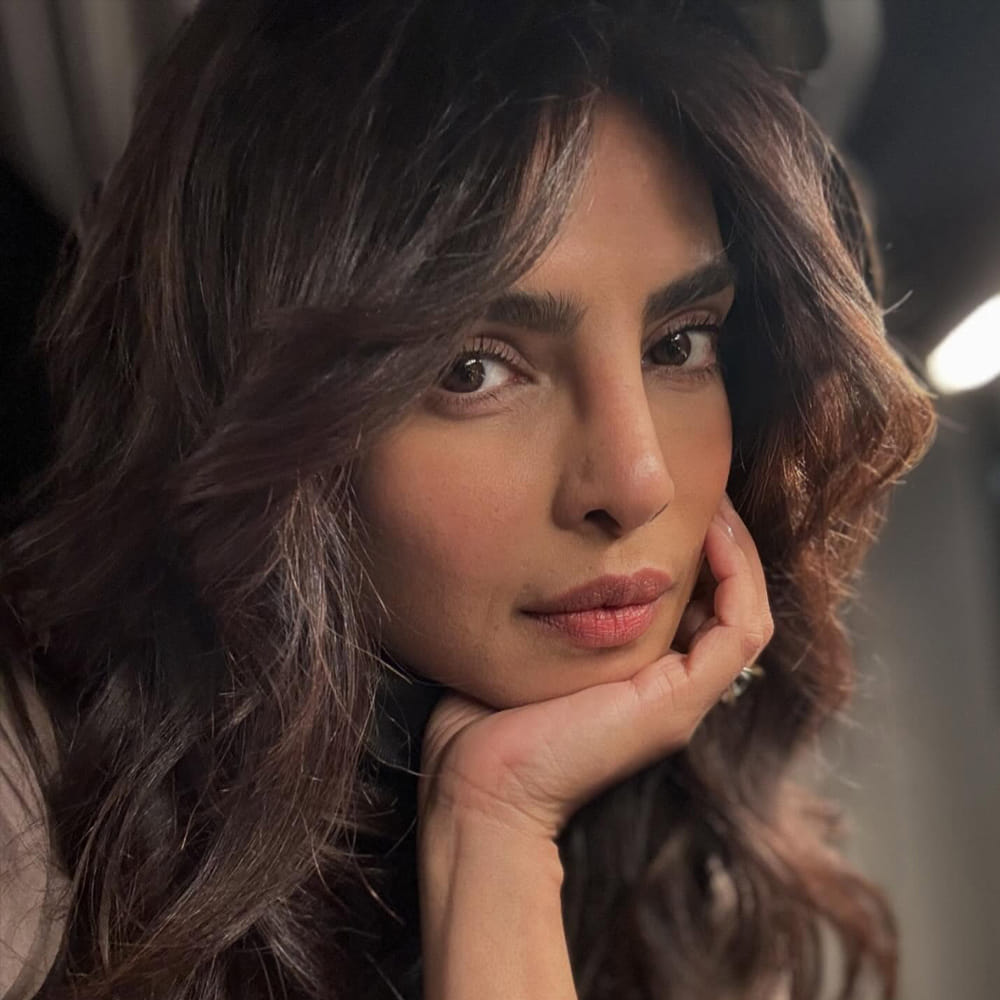 ప్రియాంక చోప్రా తండ్రి అశోక్ చోప్రా, తల్లి మధు చోప్రా సైన్యంలో వైద్యులుగా పనిచేశారు.  18 ఏళ్ల వయసులోనే మిస్ ఇండియా కిరీటాన్ని గెలుచుకుంది. కానీ ఆమె నటిగా మారాలి అనుకున్నప్పుడు ఆమె తండ్రి ఒప్పుకోలేదు. అయినప్పటికీ తన తల్లి సాయంతో ఇండస్ట్రీలోకి అడుగుపెట్టింది. 