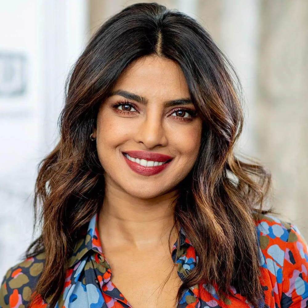 మిస్ ఇండియా టైటిల్ గెలిచిన తర్వాత సినీరంగంలో టాప్ హీరోయిన్ గా మారింది. దాదాపు రెండు దశాబ్దాలు ఇండస్ట్రీని ఏలేసింది. 2003లో బాలీవుడ్ ఇండస్ట్రీలోకి అడుగుపెట్టిన ప్రియాంక.. ప్రస్తుతం హాలీవుడ్ లో వరుస సినిమాల్లో నటిస్తుంది. 