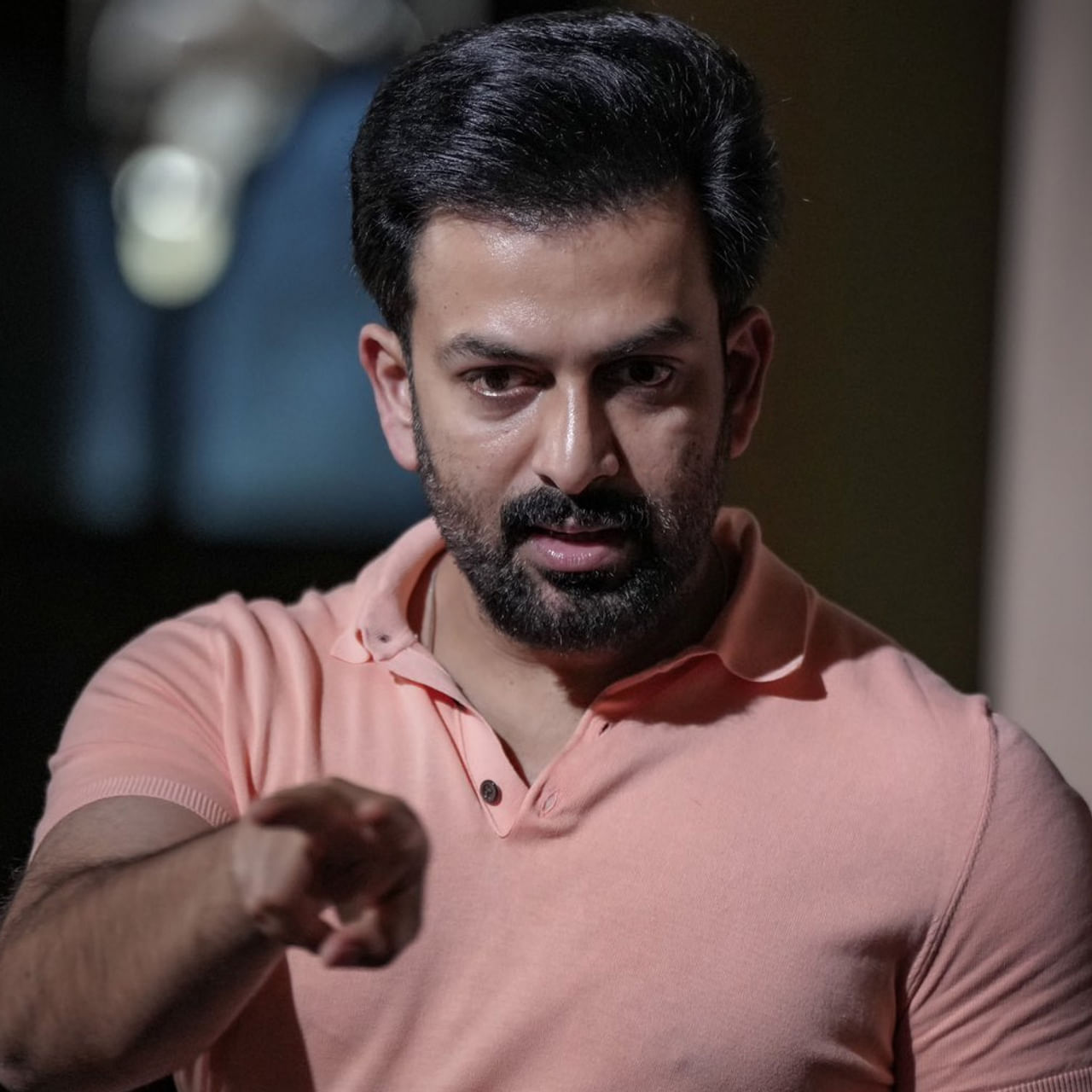 ఒక లాంగ్వేజ్లో హీరోలు... పొరుగు భాషకు వెళ్లినప్పుడు కూడా హీరోలుగానే కంటిన్యూ కావడం ఓ పద్ధతి. ఇక్కడ చేయలేని కేరక్టర్లను పొరుగు భాషల్లో చేయడం ఇంకో విధానం. మన యంగ్ స్టర్స్ చాలా మంది ఈ సెకండ్ వెర్షన్ని కంటిన్యూ చేస్తున్నారు
