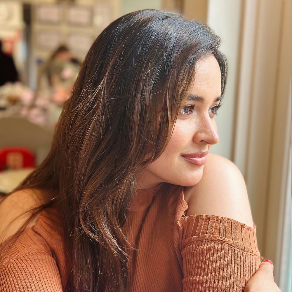 పూజిత పొన్నాడ  మోడల్ గా కెరీర్ మొదలు పెట్టి ఆతర్వాత హీరోయిన్ గా మారింది. తెలుగు, తమిళ చలనచిత్రాలలో నటిస్తూ ప్రేక్షకులను మెప్పిస్తుంది. ఆమె 1989 అక్టోబర్ 5న ఆంధ్రప్రదేశ్‌లోని విశాఖపట్నంలో జన్మించింది.