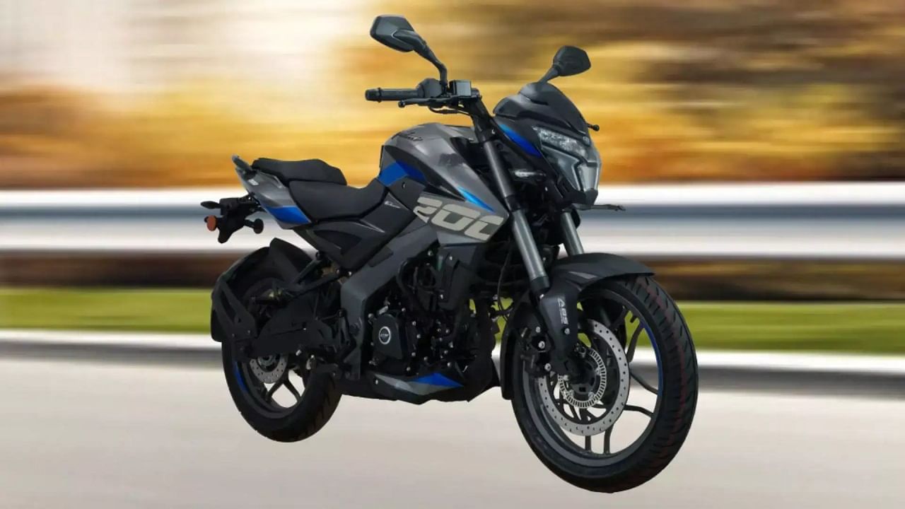 ఆధునిక ఫీచర్లతో పల్సర్ ఎన్ ఎస్ 200 మోటారు సైకిల్ అందుబాటులోకి వచ్చింది. దీనిలోని 199.5 సీసీ లిక్విడ్ కూల్డ్ సింగిల్ సిలిండర్ నుంచి 24 హెచ్ పీ, 18.74 గరిష్ట టార్క్ ఉత్పత్తి అవుతుంది. ముందు యూఎస్ డీ ఫోర్కులు, వెనుక మోనోషాక్ సెటప్, డిస్క్ బ్రేకులు, డ్యూయల్ చానల్ ఏబీఎస్ తదితర ప్రత్యేకతలు ఉన్నాయి. ఇంజిన్ కు ఆరు స్పీడ్ గేర్ బాక్స్ అనుసంధానం చేశారు. సుమారు 41 కిలోమీటర్ల మైలేజీ ఇచ్చే ఈ మోటారు సైకిల్ ను రూ.1.54 లక్షల (ఎక్స్ షోరూమ్)కు కొనుగోలు చేయవచ్చు.