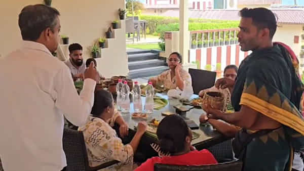 Viral Video: మహా ప్రసాదాన్ని డైనింగ్ టేబుల్పై వడ్డించిన పూజారి... అడ్డుకుని ఆగ్రహించిన పూరి జగన్నాథుని భక్తులు