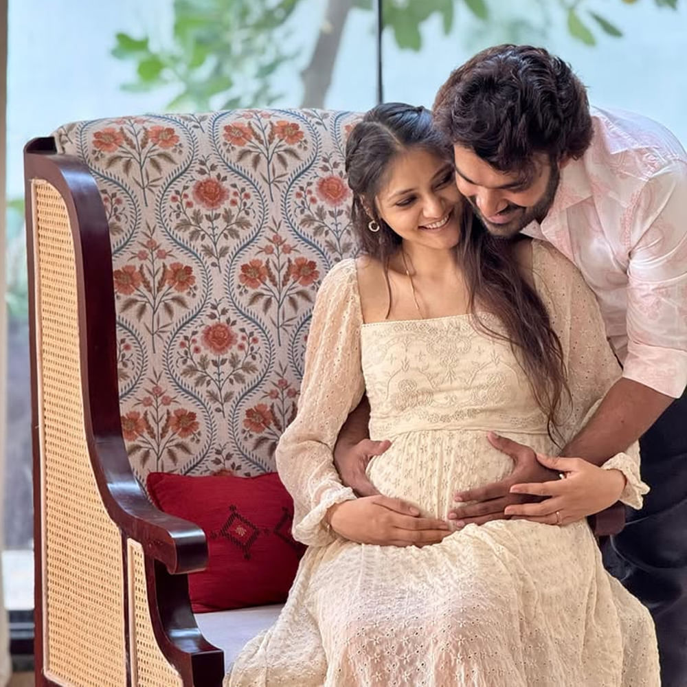 రాజా వారు రాణి గారు సినిమాతో హీరోగా వెండితెరకు పరిచయమయ్యారు కిరణ్ అబ్బవరం. ఈ మూవీతోనే తెలుగు తెరకు కథానాయికగా ఎంట్రీ ఇచ్చింది రహస్య గోరఖ్. ఈ మూవీ షూటింగ్ సమయంలో వీరిద్దరి మధ్య ఏర్పడిన పరిచయం ప్రేమగా మారింది.