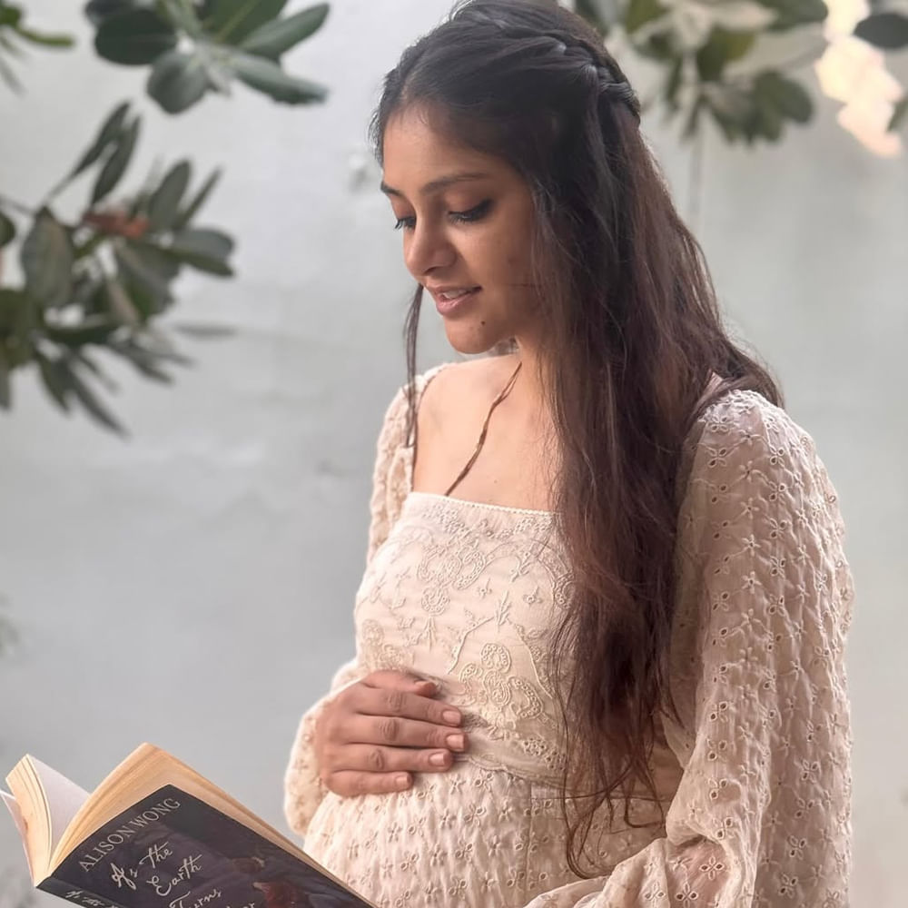 ఇటీవలే పెద్దల సమక్షంలో వీరిద్దరి వివాహం గ్రాండ్ గా జరిగింది. పెళ్లి తర్వాత రహస్య సినిమాలకు దూరంగా ఉండగా.. కిరణ్ అబ్బవరం వరుస చిత్రాల్లో నటిస్తున్నారు. ఇక కొన్ని రోజుల క్రితమే ప్రెగ్నెన్సీ శుభవార్తను పంచుకున్నారు.