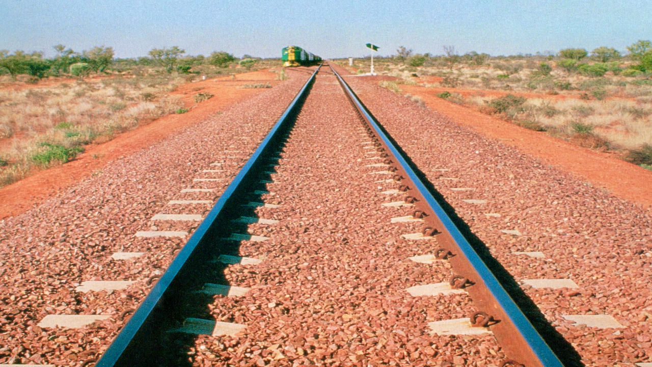 Railway Track : కిలో మీటర్ రైల్వే ట్రాక్ వేయాలంటే ఇంత ఖర్చు చేయాలా?.. ఈ లెక్క తెలిస్తే షాకవుతారు..