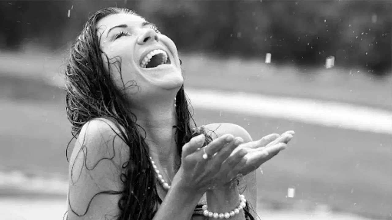 వర్షం అంటే చాలా మందికి ఇష్టం ఉంటుంది. చిరు జల్లులు పడుతుంటే, ఆ వాన నీటిలో తడుస్తూ చాలా మంది సంతోషంగా ఫీల్ అవుతారు. ఇక చిన్నపిల్లల గురించి ప్రత్యేకంగా చెప్పాల్సిన పనే లేదు. వర్షం పడుతుందంటే చాలు వారు వర్షంలో తడవకుండా అస్సలు ఉండలేరు.