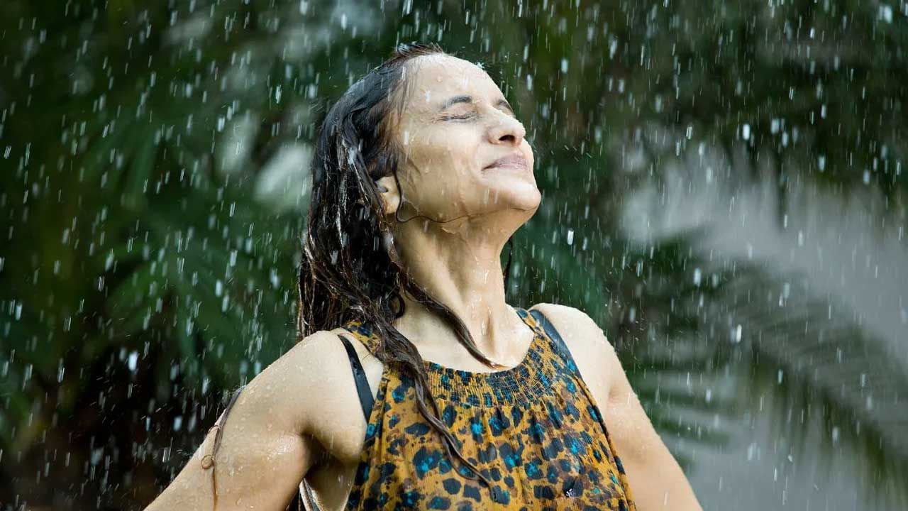 కొందరు ఆనందంగా తడిస్తే మరికొంత మంది పనుల నిమిత్తం వర్షంలో తడవాల్సి వస్తుంది. అయితే ఎలా తడిచినా సరే, ఈ వర్షంలో తడవడం ఆరోగ్యానికి మంచిదా ? కాదా అనే డౌట్ చాలా మందిలో ఉంటుంది. పెద్ద వారు మాత్రం చిన్నపిల్లలను వర్షంలో తడవకూడదు అనారోగ్య సమస్యలు వస్తాయంటారు. మరి ఇందులో నిజం ఎంత ఉన్నదంటే?