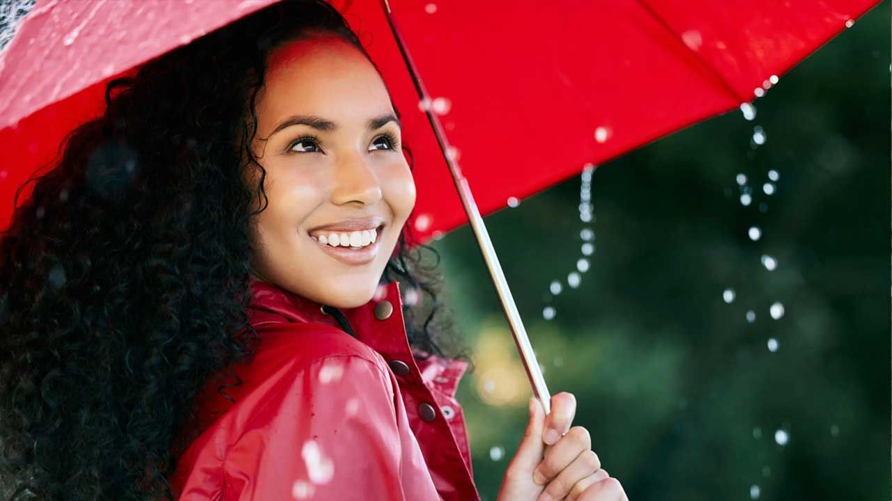 అయితే వర్షంలో తడవడం ఆరోగ్యానికి మంచిదేనంట. దీని వలన  మన మనస్సుకు ప్రశాంతత కలగడమే కాకుండా శరీర ఆరోగ్యం కూడా చాలా వరకు మెరుగు పడుతుందంట. అంతే కాకుండా ఇది చాలా ఆనందాన్ని కలిగిస్తుందంట. శరీరాన్ని, మనసును రీ ఫ్రెష్ చేస్తుందంట. చర్మంపై పేరుక పోయిన దుమ్ము, ధూళిని తెలిగిస్తుంది.