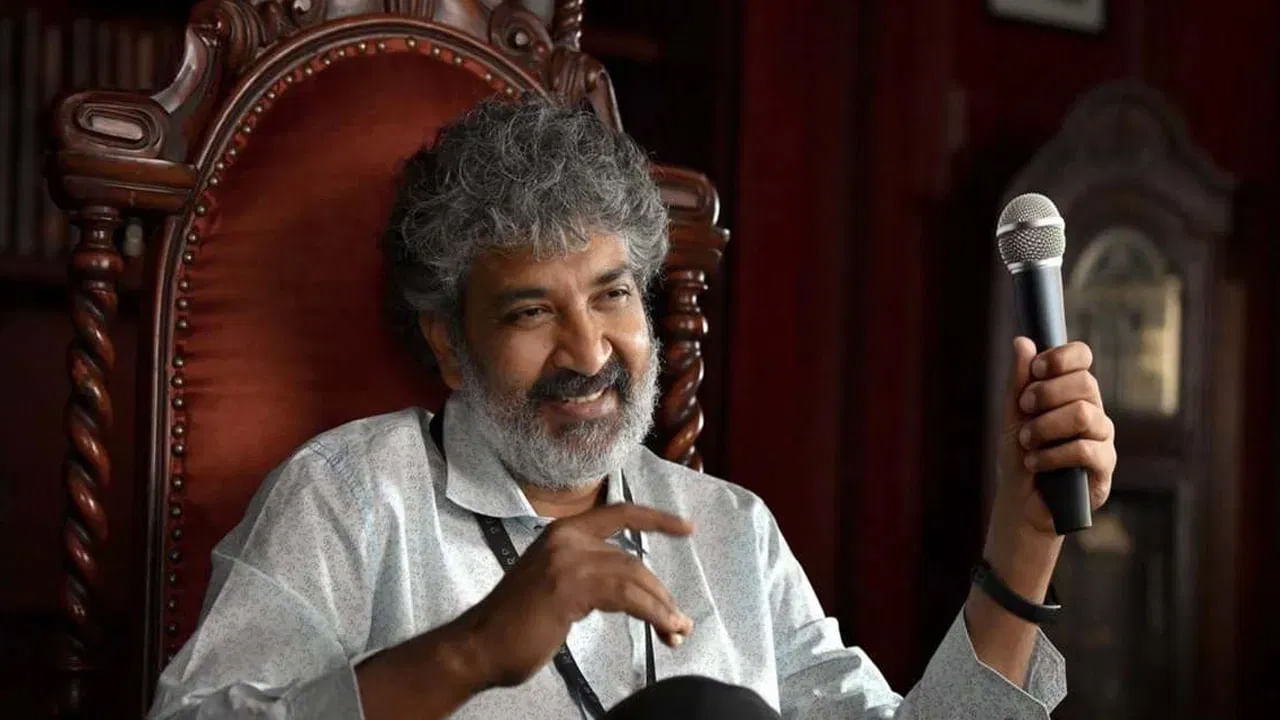 మరి జక్కన్న భారతంలో కృష్ణుడెవరు? అర్జునుడెవరు? కర్ణుడెవరు? తారక్, రామ్చరణ్, ప్రభాస్.. వీళ్లల్లో ఎవరెవరు ఏ కేరక్టర్లు పంచుకుంటారు? అనే డిస్కషన్ గట్టిగానే జరుగుతోంది. ఇవాళో, రేపో మొదలయ్యే ప్రాజెక్ట్ కాకపోయినా చర్చ మాత్రం స్ట్రాంగ్గా వినిపిస్తోంది.