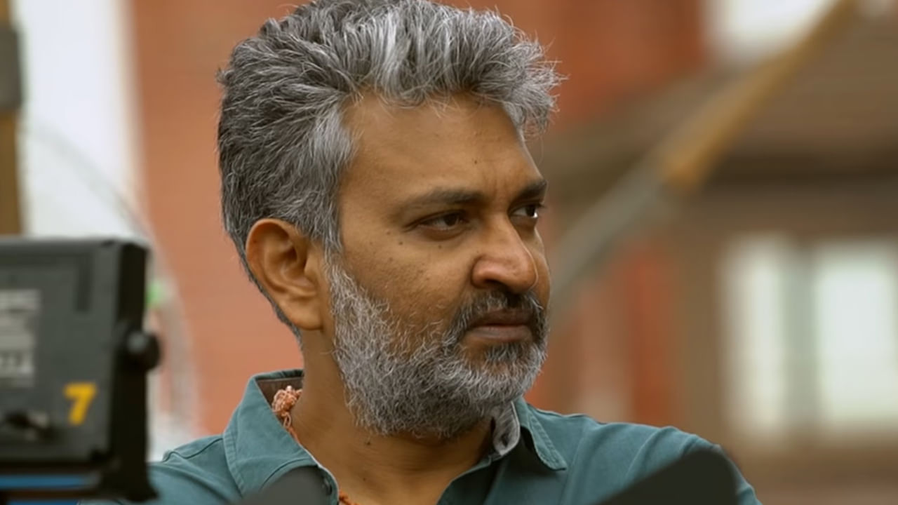 ఇప్పటికీ రాజమౌళి చాలా మంది నటీ నటులతో కలిసి పని చేశారు. ముఖ్యంగా ఈయన చాలా మంది సీనియర్ హీరోయిన్లతో సినిమాలు తీసిన విషయం తెలిసిందే. అయితే వారందరినీ కాదు అని ఈ దర్శకుడికి ఓ యంగ్  హీరోయిన్ నటన చాలా బాగా నటచ్చిందంట. ఆ మొదటి మూవీ చూసి తన నటనకు ఫిదా అయపోయాడంట. అప్పటి నుంచి ఆమె తన ఫేవరెట్ హీరోయిన్ అయిపోయిందంట.