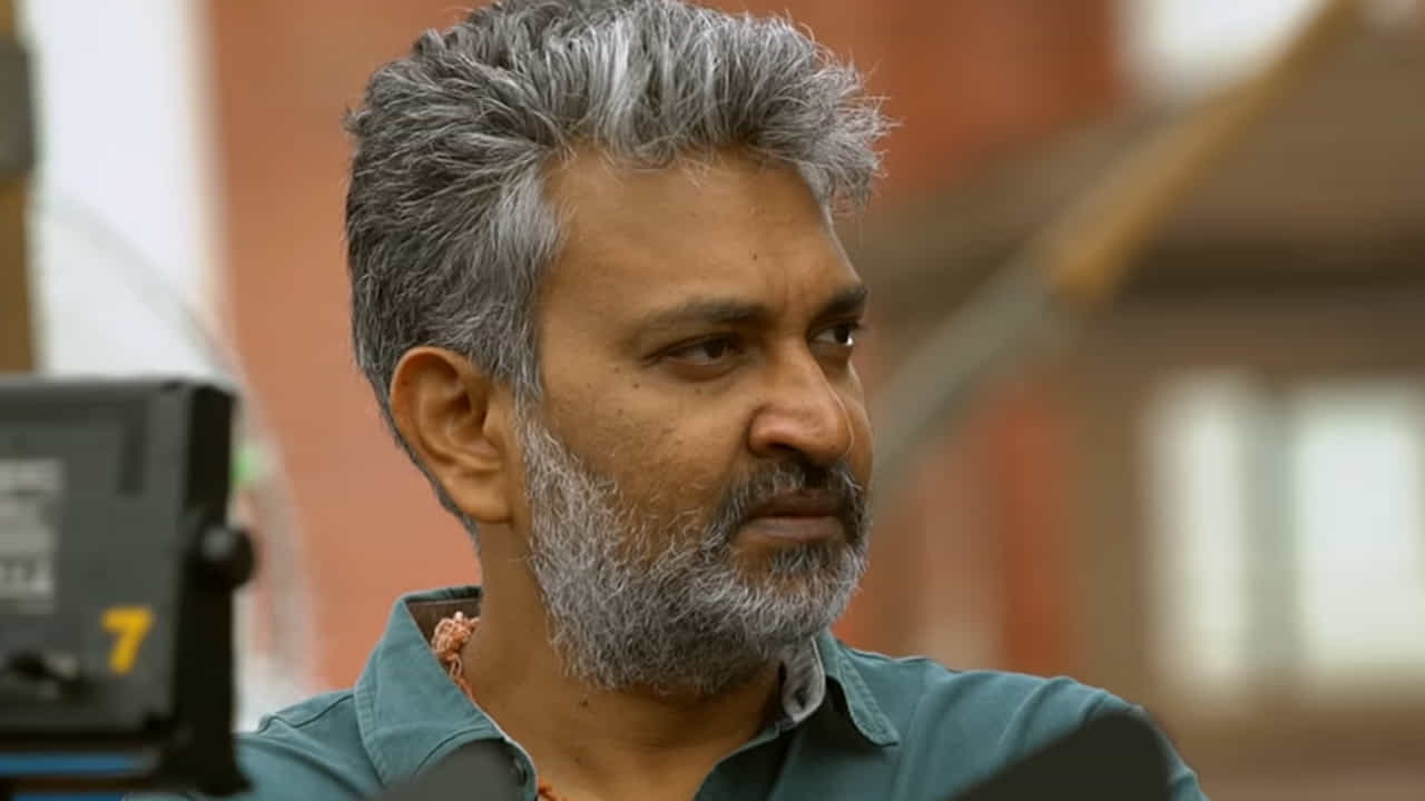 ఇప్పటికీ రాజమౌళి చాలా మంది నటీ నటులతో కలిసి పని చేశారు. ముఖ్యంగా ఈయన చాలా మంది సీనియర్ హీరోయిన్లతో సినిమాలు తీసిన విషయం తెలిసిందే. అయితే వారందరినీ కాదు అని ఈ దర్శకుడికి ఓ యంగ్  హీరోయిన్ నటన చాలా బాగా నటచ్చిందంట. ఆ మొదటి మూవీ చూసి తన నటనకు ఫిదా అయపోయాడంట. అప్పటి నుంచి ఆమె తన ఫేవరెట్ హీరోయిన్ అయిపోయిందంట.