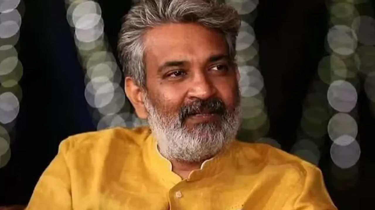  సినిమాలోని ఓ పెద్ద సీన్ పెద్దవాళ్ళు కూడా కష్టంగా నటిస్తారు.కానీ ఆ సీన్ చిన్నారి చాలా  ఈజీగా చేసేసింది. కళ్ళు తిప్పుకోకుండా నటించడం ఎవరివల్ల కాదు.. కానీ ఆ అమ్మాయి కళ్ళతోనే ఎమోషన్స్ పండించేసింది. దీంతో ఆ అమ్మాయి నటనకు నేను ఫిదా అయిపోయాను అంటూ చెప్పుకొచ్చాడు ప్రస్తుతం ఈ న్యూస్ నెట్టింట వైరల్ అవుతుంది.