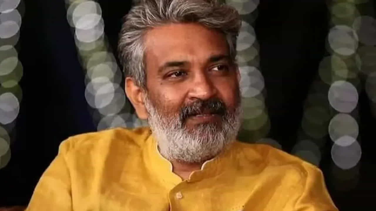  సినిమాలోని ఓ పెద్ద సీన్ పెద్దవాళ్ళు కూడా కష్టంగా నటిస్తారు.కానీ ఆ సీన్ చిన్నారి చాలా  ఈజీగా చేసేసింది. కళ్ళు తిప్పుకోకుండా నటించడం ఎవరివల్ల కాదు.. కానీ ఆ అమ్మాయి కళ్ళతోనే ఎమోషన్స్ పండించేసింది. దీంతో ఆ అమ్మాయి నటనకు నేను ఫిదా అయిపోయాను అంటూ చెప్పుకొచ్చాడు ప్రస్తుతం ఈ న్యూస్ నెట్టింట వైరల్ అవుతుంది.