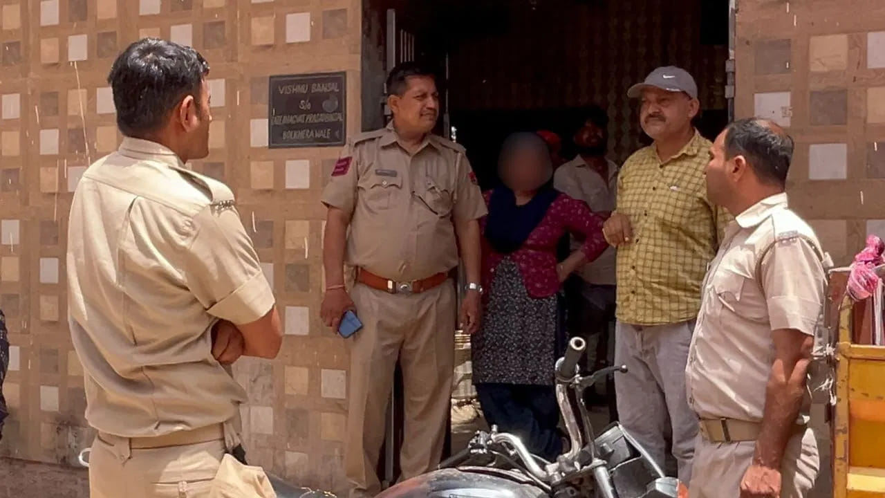 పని మనిషి నడుస్తుంటే జారిపడుతున్న కరెన్సీ నోట్లు! ఏంటా అని చెక్ చేసి చూస్తే.. షాక్