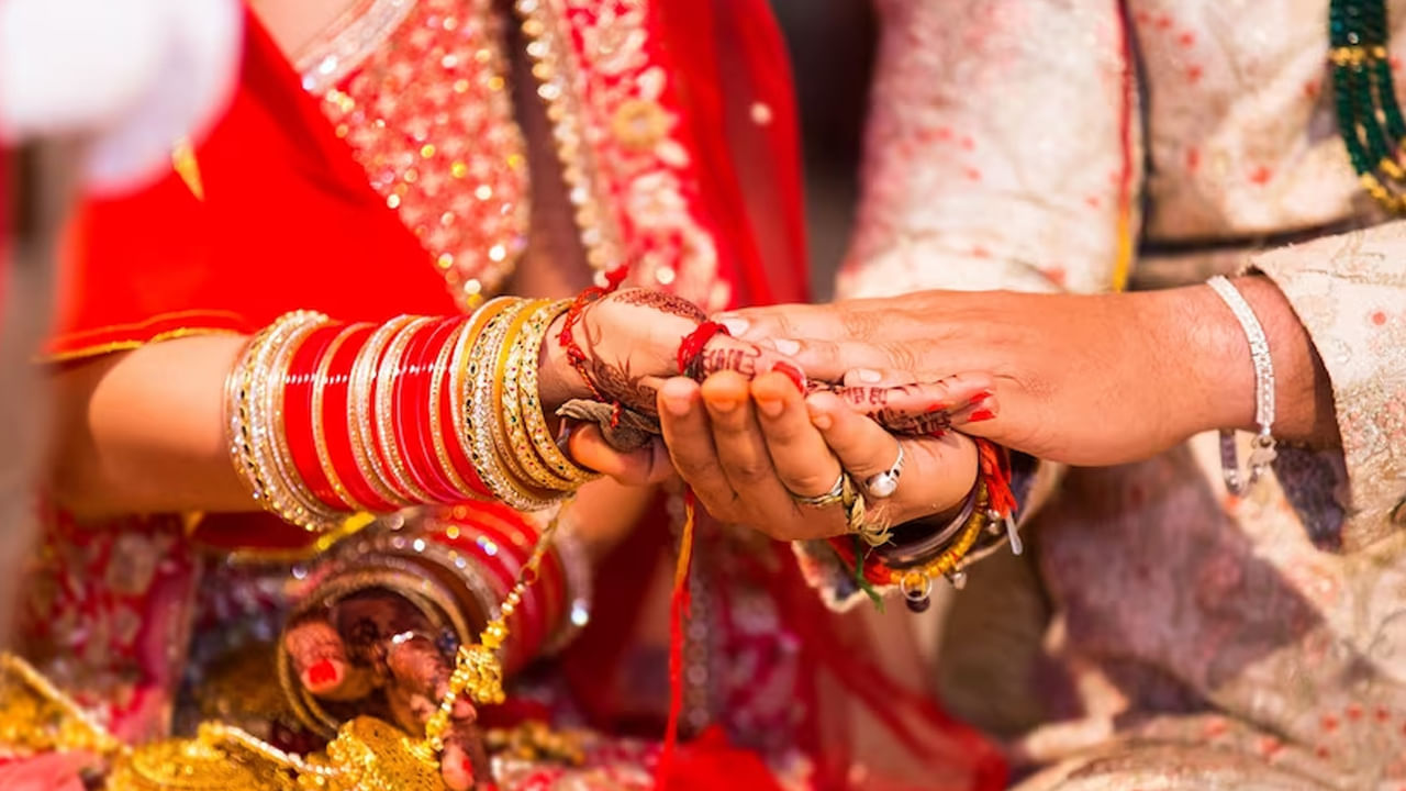 Rajasthan: సరిహద్దుల్లో ఉద్రిక్తల వేళ.. సెల్‌ఫోన్‌ వెలుగుల్లో పెళ్లి వేడుక!