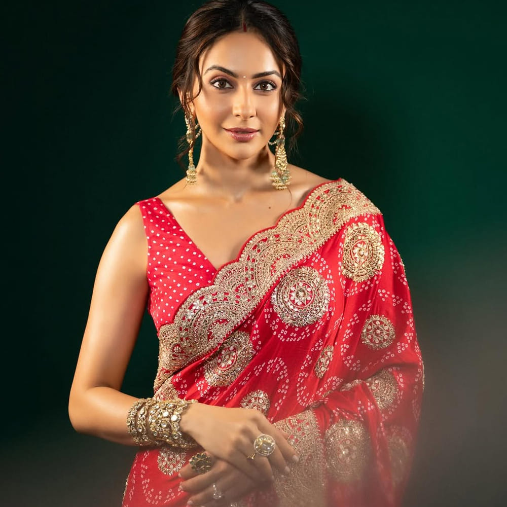 ఆమె మరెవరో కాదు.. హీరోయిన్ రకుల్ ప్రీత్ సింగ్. తెలుగులో ఎన్టీఆర్, రామ్ చరణ్, అల్లు అర్జున్, నాగార్జున, సాయి ధరమ్ తేజ్ వంటి స్టార్ హీరోల సరసన నటించి మెప్పించింది ఈ ముద్దుగుమ్మ.