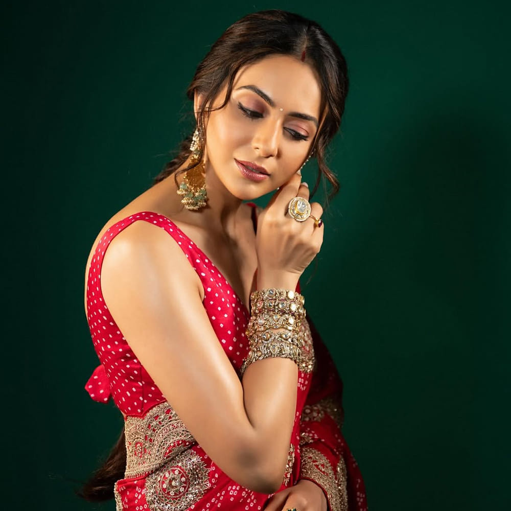 అయితే టాలీవుడ్ ఇండస్ట్రీలో క్రేజీ హీరోయిన్ గా వరుస హిట్లతో దూసుకుపోయిన రకుల్.. కొన్నాళ్లుగా సైలెంట్ అయ్యింది. చివరగా ఆమె అయలాన్, భారతీయుడు చిత్రాల్లో నటించింది. ప్రస్తుతం హిందీలో వరుస సినిమాలు చేస్తుంది. 