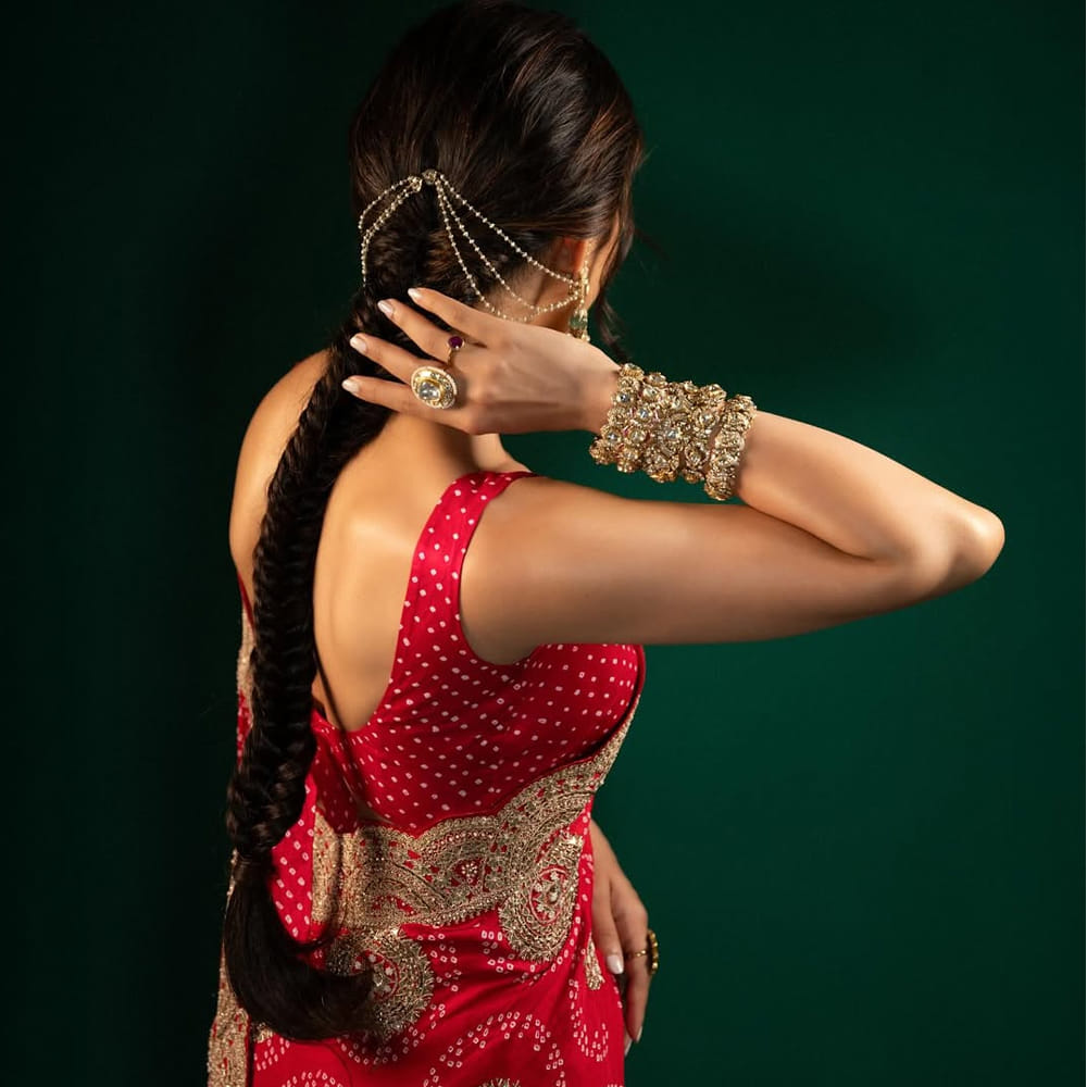 సోషల్ మీడియాలో ఓ టాలీవుడ్ హీరోయిన్ చిన్ననాటి ఫోటో తెగ వైరలవుతుంది. తెలుగు, తమిళం, కన్నడ, మలయాళం, హిందీ భాషలలో ఎన్నో సూపర్ హిట్ చిత్రాల్లో నటించి తనకంటూ మంచి గుర్తింపు తెచ్చుకుంది ఈ వయ్యారి. 