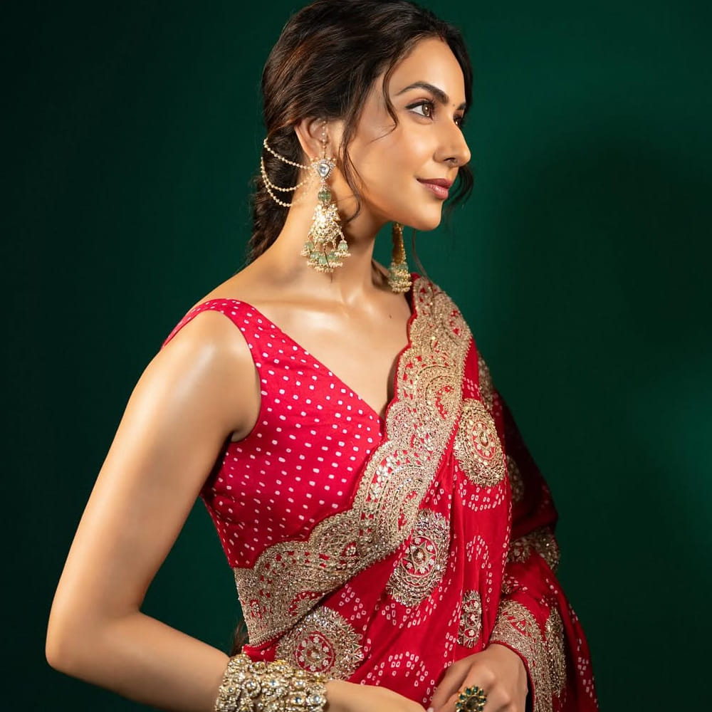 ఇటీవలే తన ప్రియుడు నిర్మాత జాకీ భగ్నానితో ఏడడుగులు వేసింది రకుల్. పెళ్లి తర్వాత కూడా ఇండస్ట్రీలో సినిమాల్లో నటిస్తూ బిజీగా ఉంటుంది. కానీ టాలీవుడ్ ఇండస్ట్రీలో ఈ బ్యూటీకి అంతగా అవకాశాలు రావడం లేదు. 