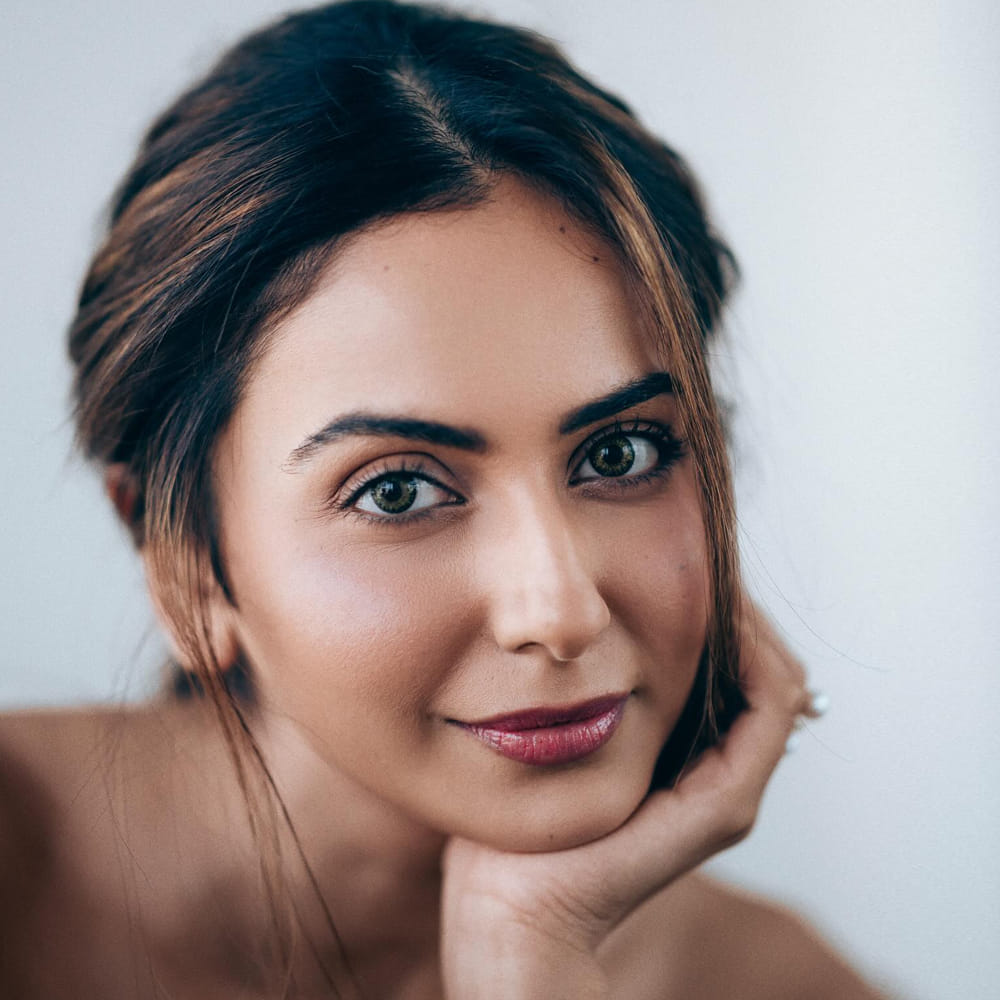 రీజన్‌ ఏంటంటే.. ఆఫ్టర్‌ మేరేజ్‌ తీసుకున్న లీజర్‌, ఈ మధ్య కాలంలో నడుం నొప్పి.. బాలీవుడ్‌ ప్రాజెక్టుల మీద ఫోకస్‌.. ఇలా రకరకాల జవాబులు వినిపిస్తున్నాయి. ఎంత బిజీగా ఉన్నా సోషల్‌ మీడియాలో మాత్రం బ్రేక్‌ తీసుకోవడం లేదు రకుల్‌. 
