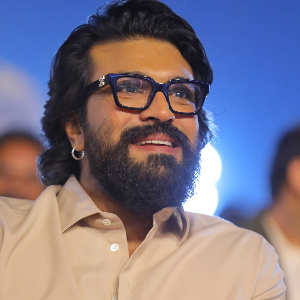 చరణ్ లైనప్‌లోకి సడన్‌గా ఎంట్రీ ఇచ్చిన దర్శకుడు త్రివిక్రమ్‌ శ్రీనివాస్‌. బన్నీ సినిమాతో పాన్ ఇండియా ఎంట్రీ ఇవ్వాలనుకున్న త్రివిక్రమ్‌ ఆ ప్రాజెక్ట్ డిలే కావటంతో చరణ్‌తో మూవీకి రెడీ అవుతున్నారు. చరణ్‌ ఇమేజ్‌కు తన స్టైల్‌ ఆఫ్ మేకింగ్‌ను జోడించి నేషనల్ మార్కెట్‌లో సత్తా చాటాలనుకుంటున్నారు.