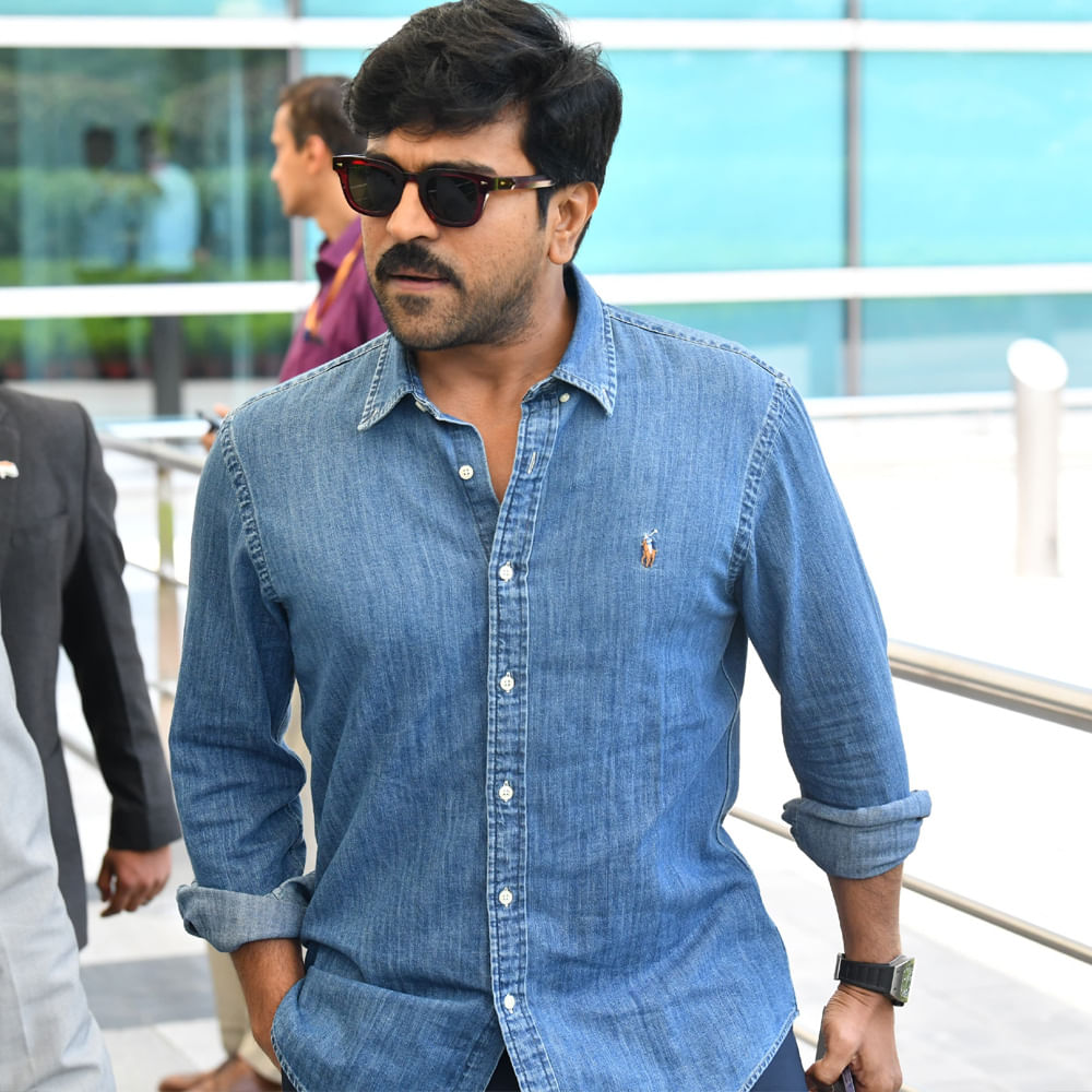 త్రివిక్రమ్కు అత్యంత సన్నిహితుడైన పవర్ స్టార్ పవన్ కల్యాణ్ ఈ ప్రాజెక్ట్ను సెట్ చేశారు. అందుకే చరణ్ కూడా ఉన్న ప్రాజెక్ట్స్ను పక్కన పెట్టి త్రివిక్రమ్కు గ్రీన్ సిగ్నల్ ఇచ్చేశారు. ప్రస్తుతం ప్రీ ప్రొడక్షన్ స్టేజ్లో ఉన్న ఈ సినిమాకు సంబంధించి త్వరలోనే మరింత క్లారిటీ రానుంది.