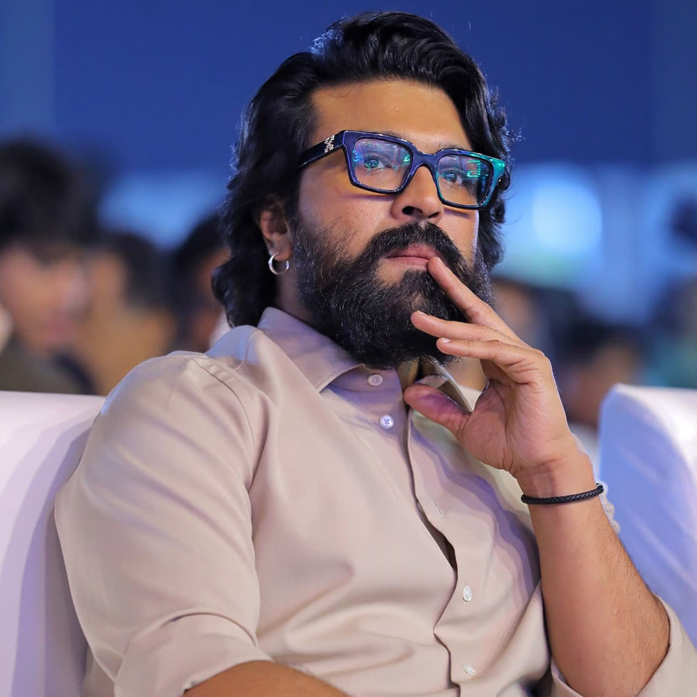  మెగా పవర్‌ స్టార్‌ లైనప్‌లో మస్త్ హైప్‌ ఇస్తున్న మరో ప్రాజెక్ట్ సందీప్ రెడ్డి వంగా మూవీ. ప్రజెంట్ స్పిరిట్ పనుల్లో ఉన్న సందీప్‌, ఆ సినిమా పూర్తయిన వెంటనే చరణ్ సినిమా వర్క్ స్టార్ట్ చేయాలని ఫిక్స్ అయ్యారు. ఇలా క్రేజీ కాంబినేషన్స్‌ను లైన్‌లో పెట్టి, అభిమానుల్లో అంచనాలు పెంచేస్తున్నారు గ్లోబల్‌ స్టార్‌.
