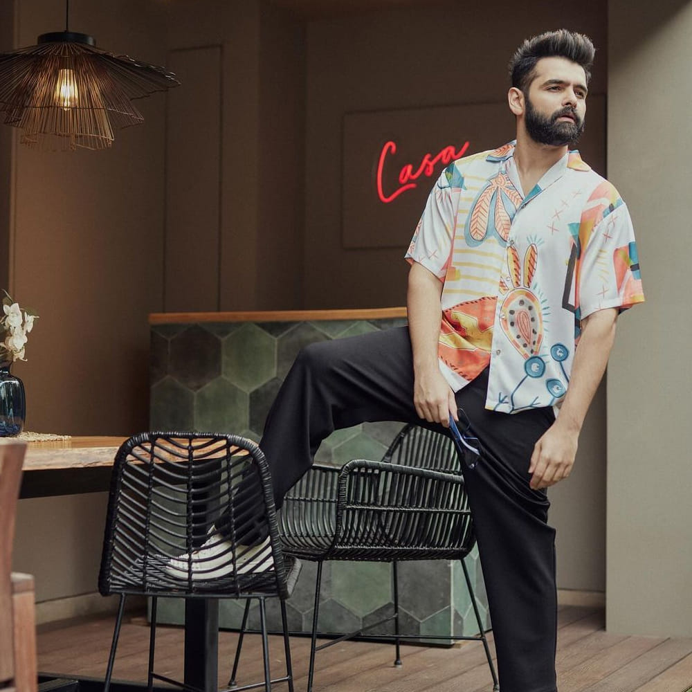 
స్కంద, డబుల్ ఇస్మార్ట్ సినిమాలు డిజాస్టర్ కావటంతో షార్ట్ బ్రేక్‌ తీసుకున్న రామ్‌, ఇప్పుడు పూర్తిగా రూట్‌ మార్చి లవ్ స్టోరీ ట్రై చేస్తున్నారు. వింటేజ్‌ ఫీల్‌తో అందమైన ప్రేమకథ చెప్పేందుకు సిద్ధమయ్యారు. ఈ సినిమాతో ఎలాగైనా సక్సెస్‌ ట్రాక్‌లోకి రావాలనుకుంటున్నారు. రామ్‌ లాగే పూర్తిగా డిఫరెంట్‌ లుక్‌లోకి మారి సక్సెస్‌ ట్రయల్స్ వేస్తున్నారు అఖిల్‌.
