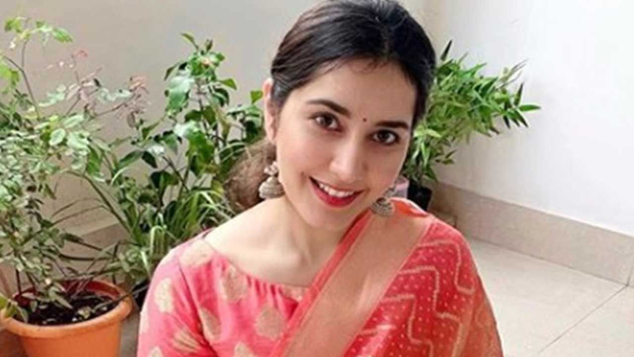 దానికి సంబంధించిన ఫొటోలు సోషల్ మీడియాలో షేర్ చేయడంతో అవి నెట్టింట తెగ వైరల్ అవుతున్నాయి. తన చేతిలో క్యూట్ పాపతో ఈ బ్యూటీ దర్శనం ఇచ్చింది. అయితే ఆ చిన్న పాప ఎవరో కాదు తన అన్నకూతురు. తన అన్న కూతురితో ఆడుకుంటూ.. డాడీ, అన్నయ్య, వదినా , అల్లుడితో సరదాగా గడిపిన ఫొటోలు అభిమానులతో పంచుకోవడంతో అవి నెట్టింట వైరల్ అవుతున్నాయి.