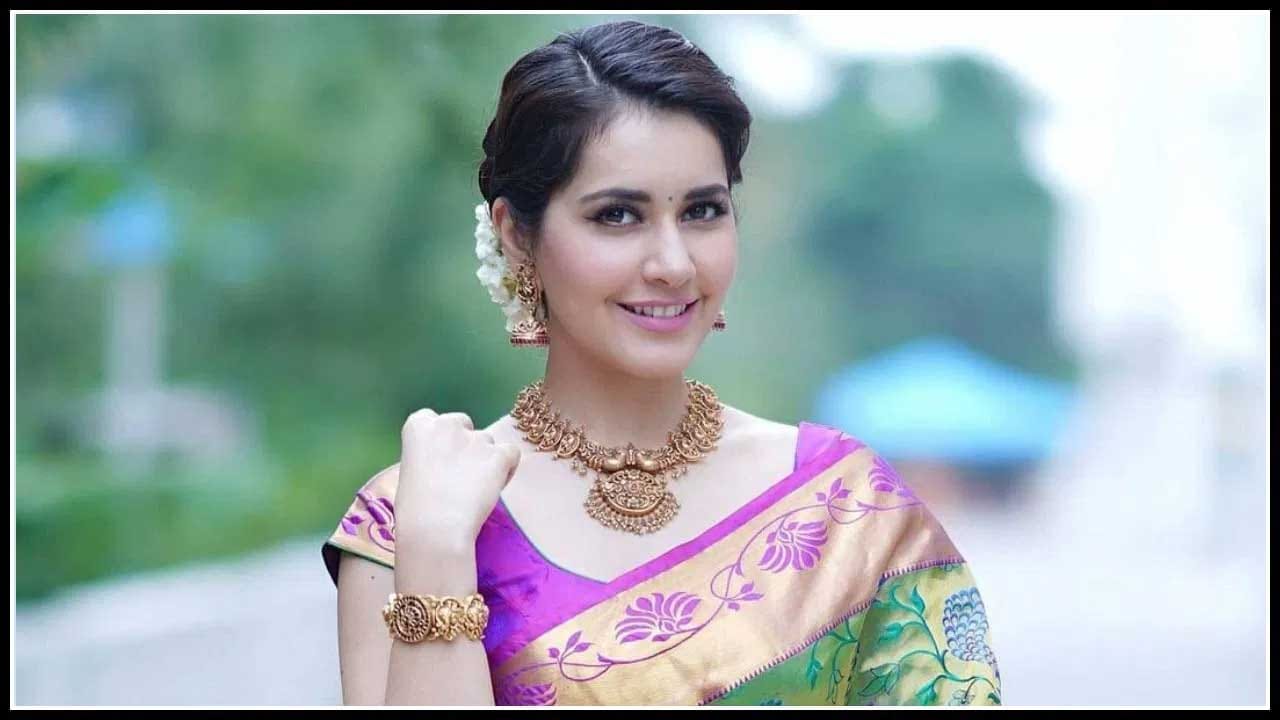 ప్రస్తుతం పలు సినిమాలు, వెబ్ సిరీస్‌లో చాలా బిజీగా ఉన్న ఈ చిన్నది ఏ మాత్రం సమయం దొరికినా చాలు తన కుటుంబ సభ్యులతో సరదాగా గడపడానికి ఆసక్తి చూపుతుంటుంది. ఈ క్రమంలోనే ఈ బ్యూటీ తన ఫ్యామిలీతో ఎంజాయ్ చేసింది.